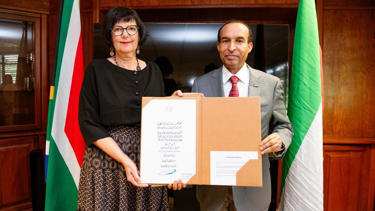 رئيس الدولة يمنح وزيرة النقل في جنوب إفريقيا "وسام زايد الثاني"