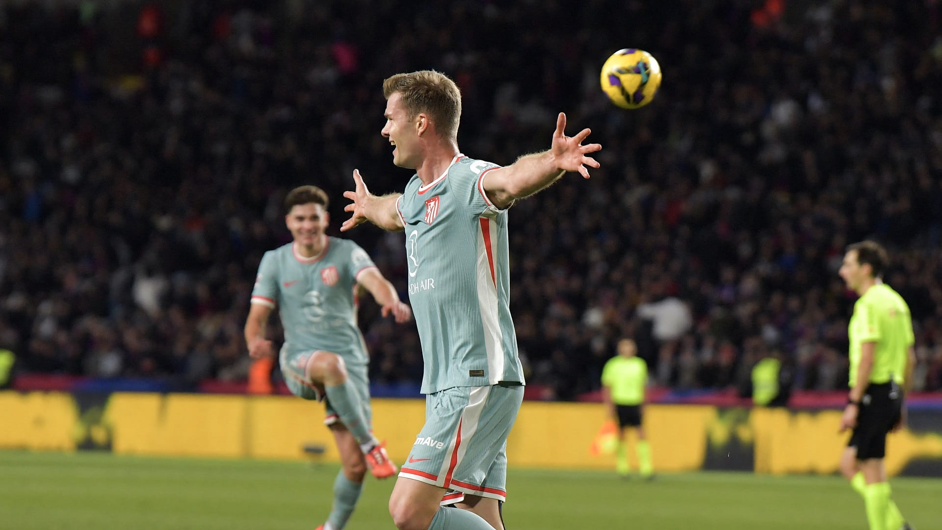 Atletico snatch late win at Barca to top La Liga 