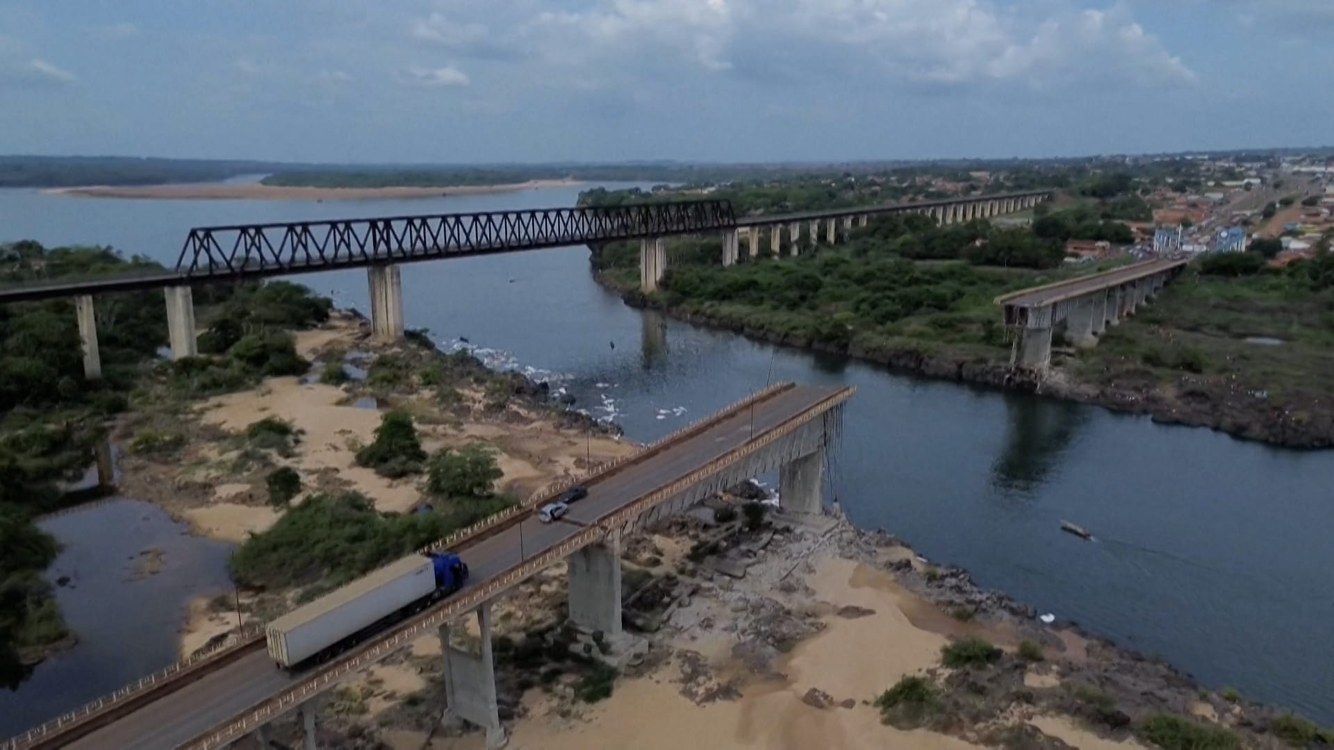 قتيلان و12 مفقوداً بعد انهيار جسر في شمال البرازيل