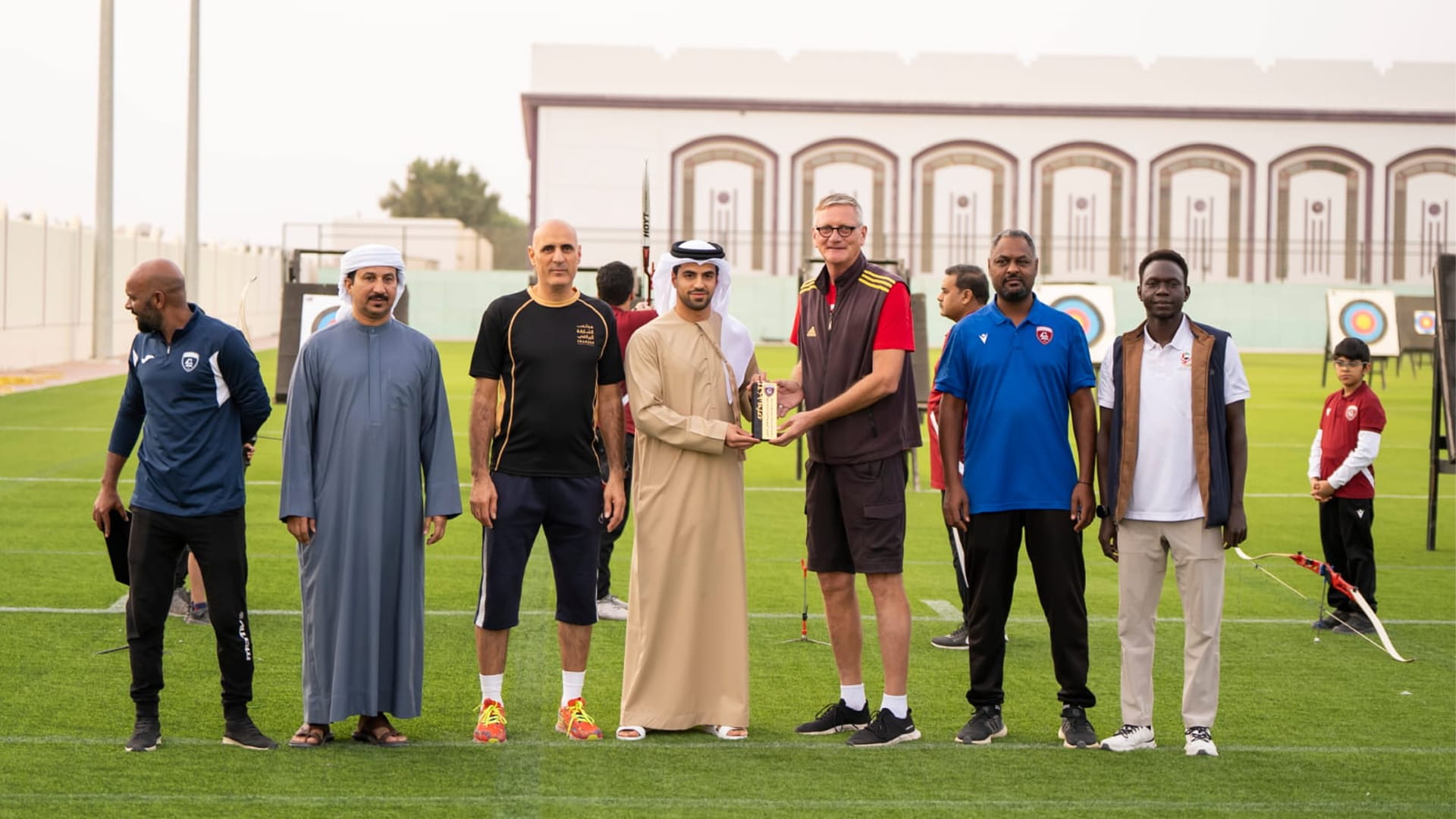 صورة بعنوان: الشارقة الرياضي يختتم معسكر القوس والسهم للخبير الألماني فريدريك 