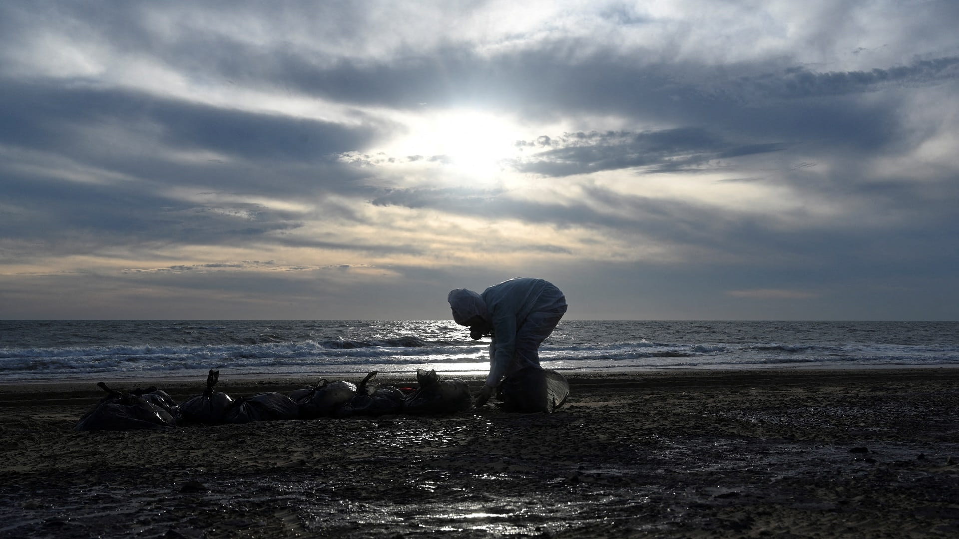 بسبب تسرب نفطي في البحر الأسود.. منطقة روسية تعلن حالة الطوارئ 