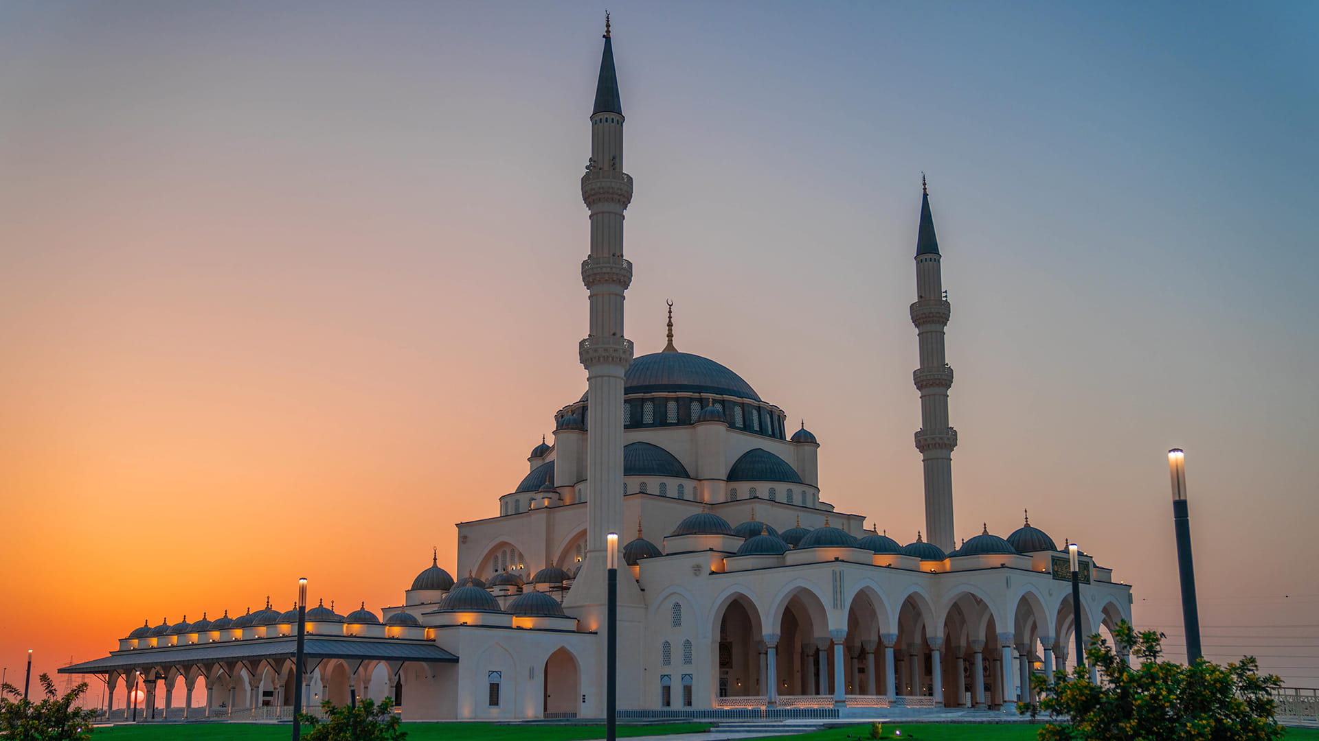 مسجد الشارقة الكبير يُمثل نموذجاً للفن الإسلامي الحديث