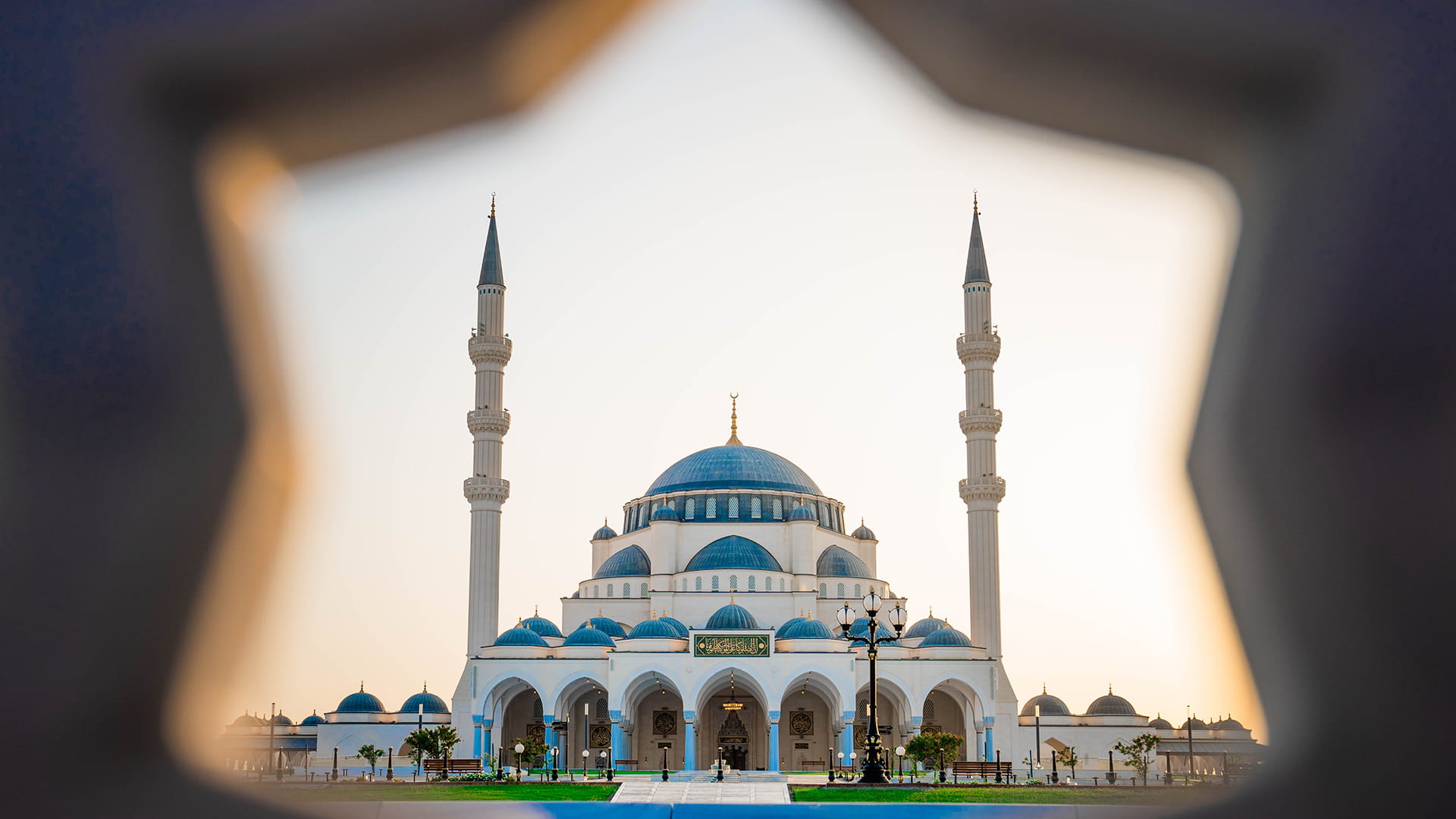 مسجد الشارقة الكبير يُمثل نموذجاً للفن الإسلامي الحديث 