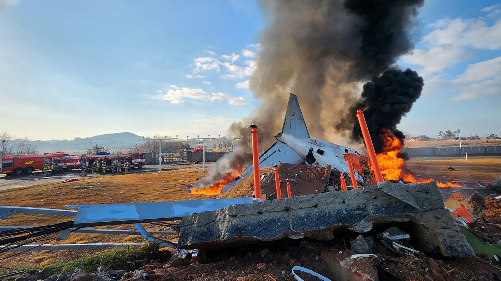 صدمة للعالم.. صور حية لاحتراق الطائرة المنكوبة بسيؤول ومقتل ركابها