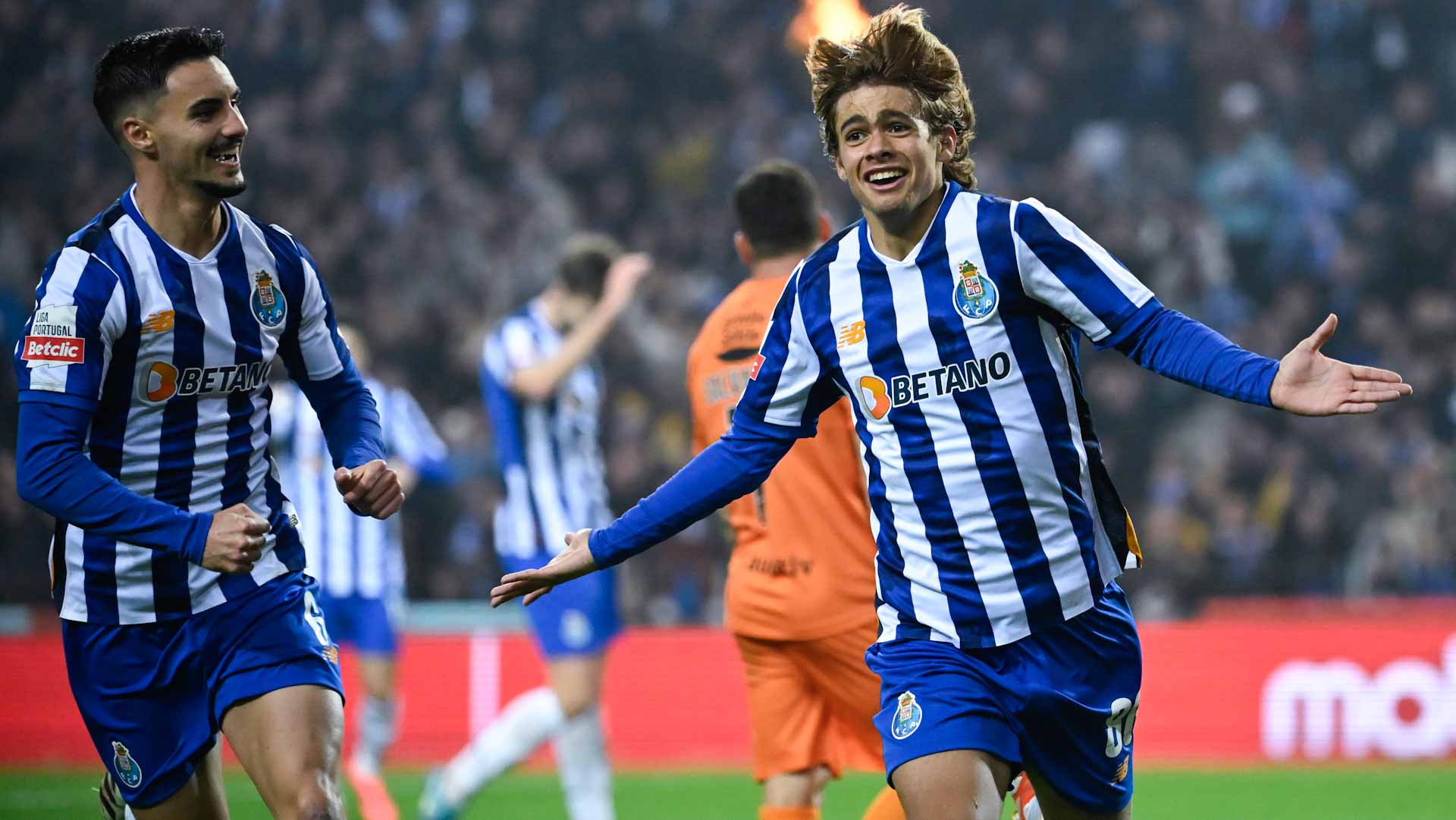 بورتو يعتلي صدارة الدوري البرتغالي لكرة القدم   