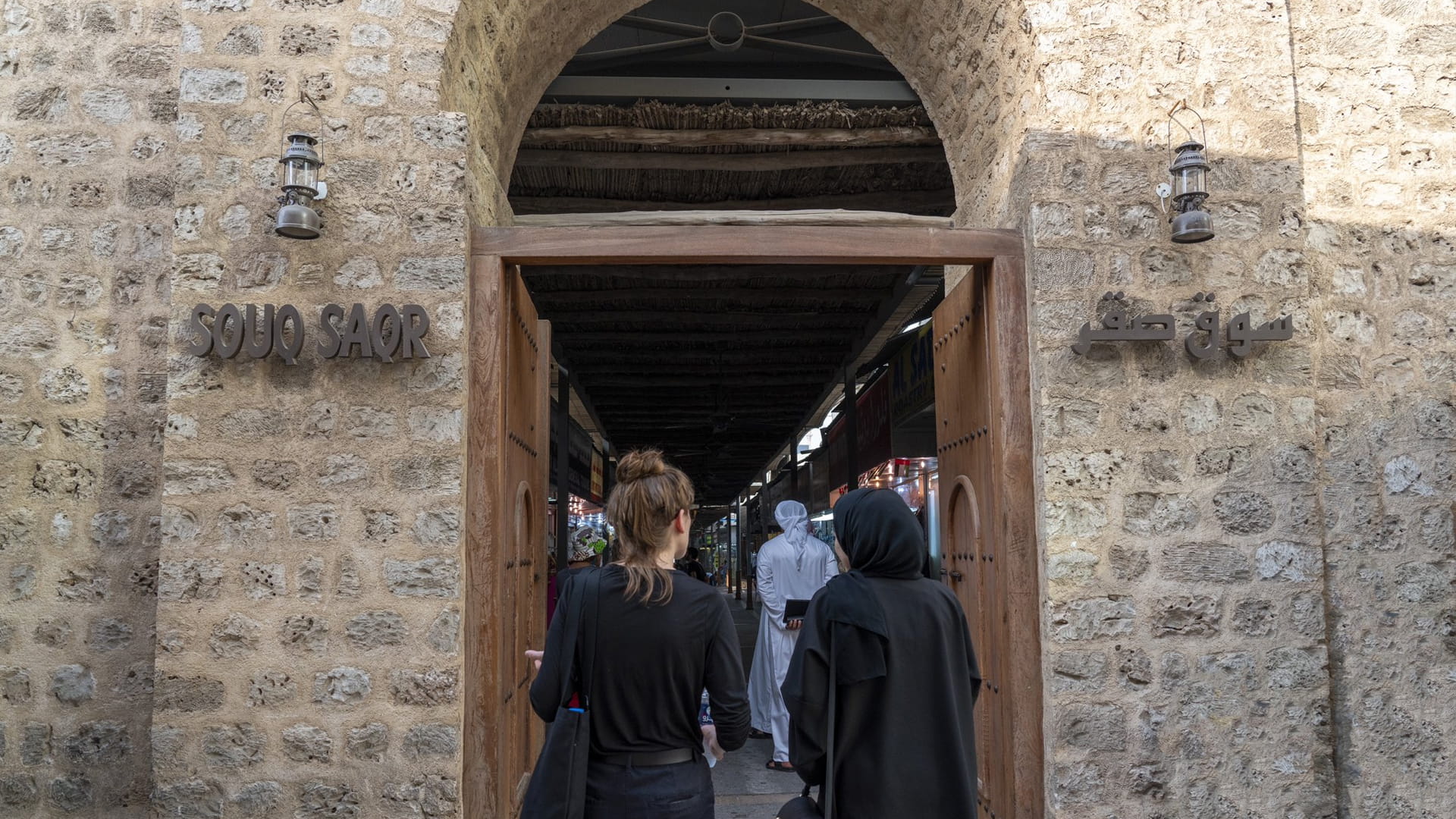 سوق صقر في الشارقة: بوابة الحاضر نحو التراث والأصالة 