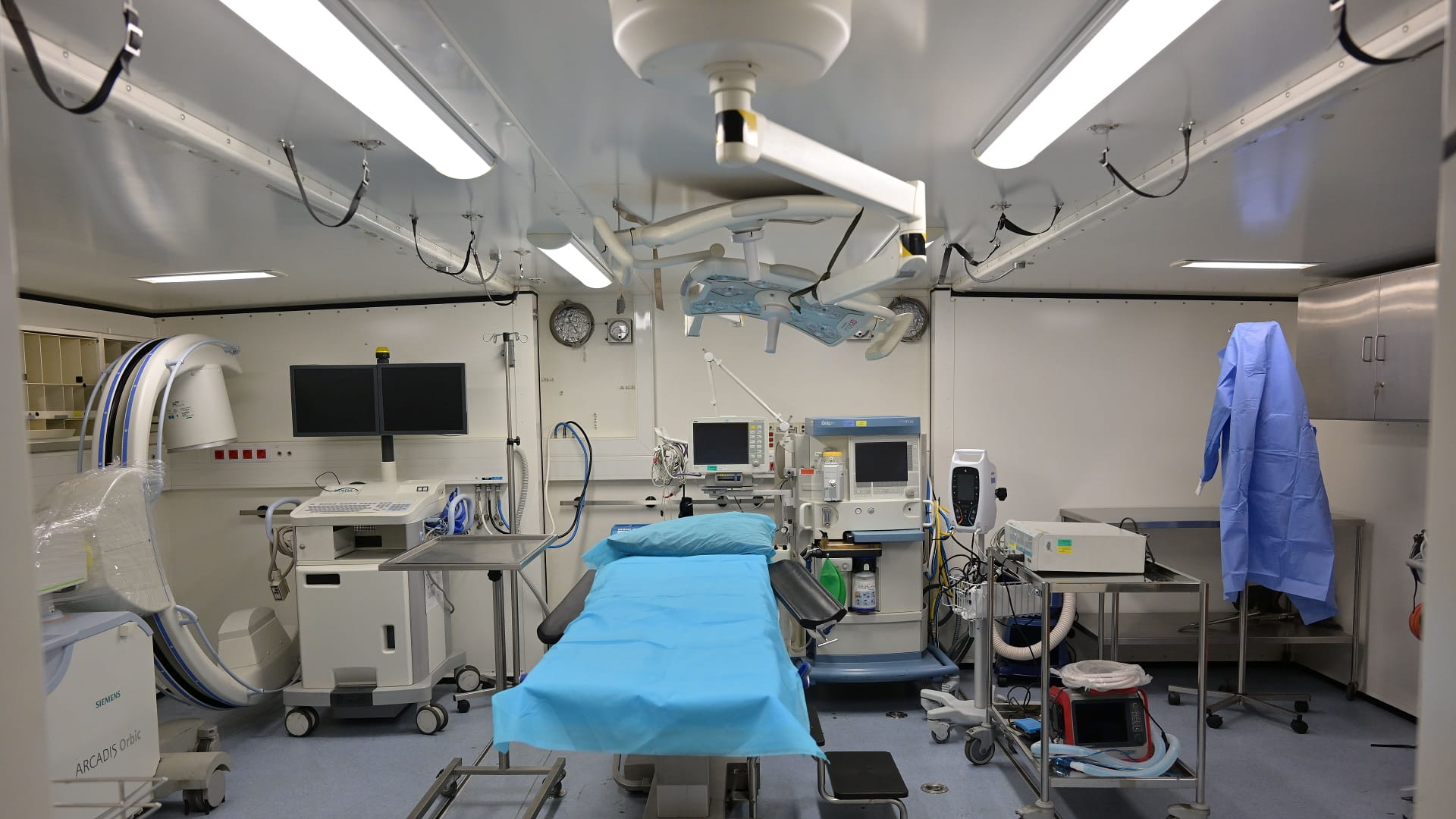 صورة بعنوان: ضمن عملية الفارس الشهم 3.. إبحار مستشفى إماراتي عائم لخدمة غزة 