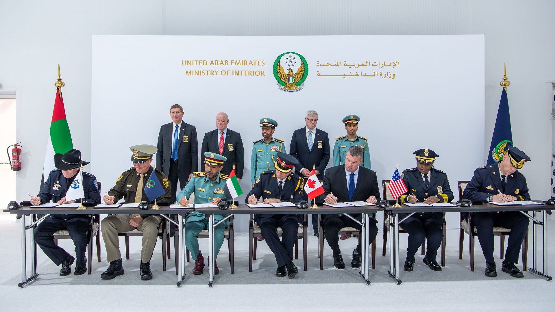 صورة بعنوان: الخييلي يشهد توقيع تعاون الداخلية ومنظمات وقيادات وأكاديميات شرطية 