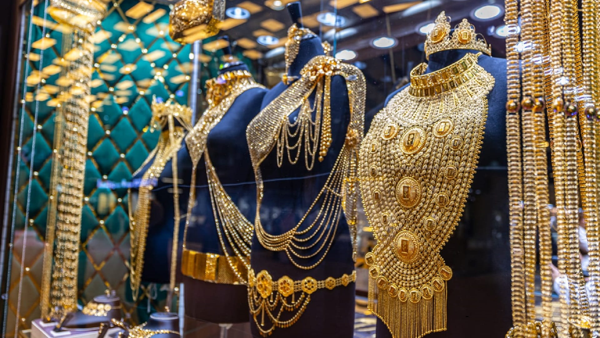 Image for the title: 53rd WJMES unveils luxurious gold collections, Int'l artifacts 