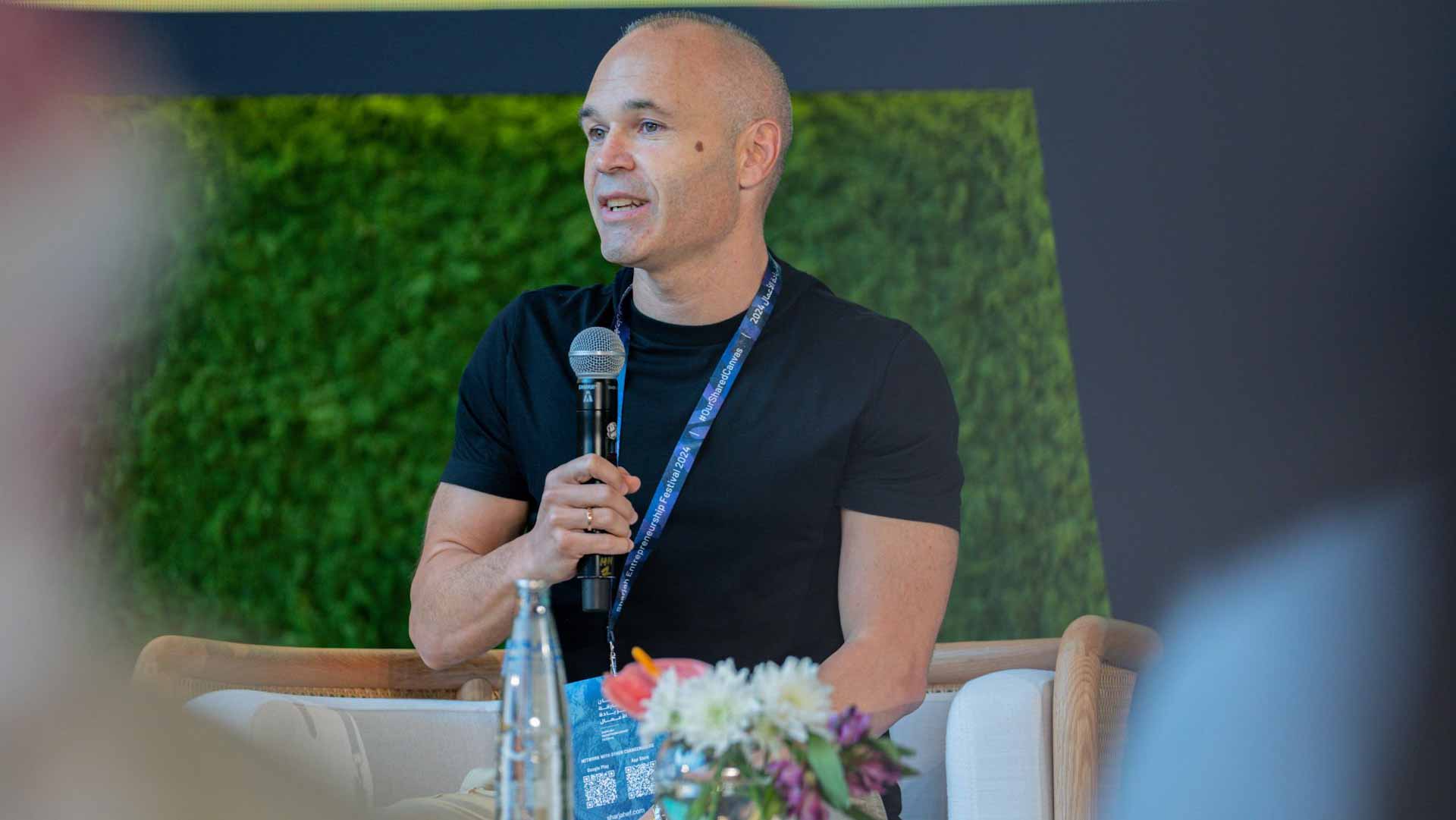 صورة بعنوان: اللاعب الإسباني أنييستا يخاطب جمهور مهرجان الشارقة لريادة الأعمال 