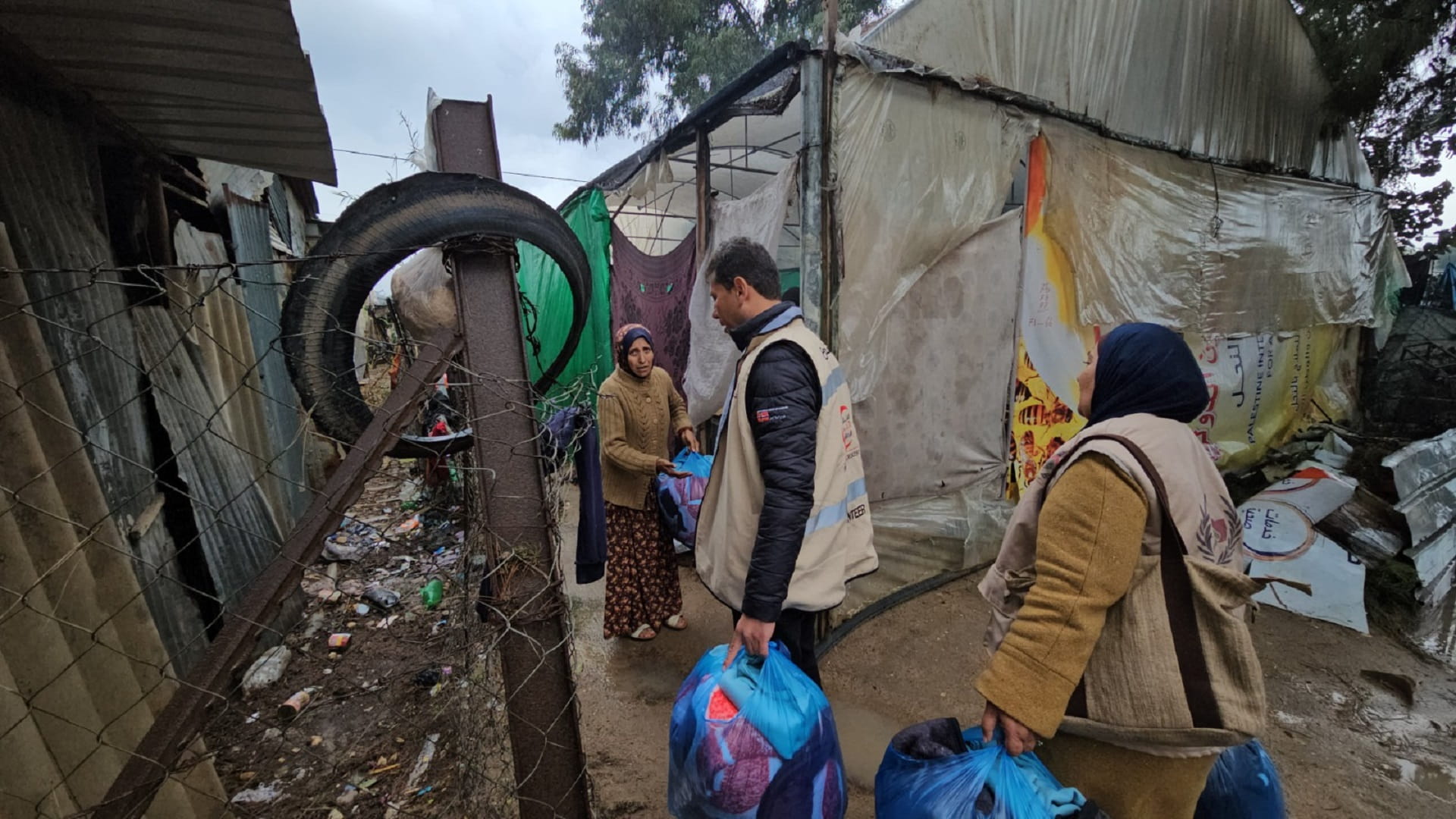 صورة بعنوان: الهلال يواصل توزيع الملابس الشتوية والوجبات الغذائية على أهالي غزة 