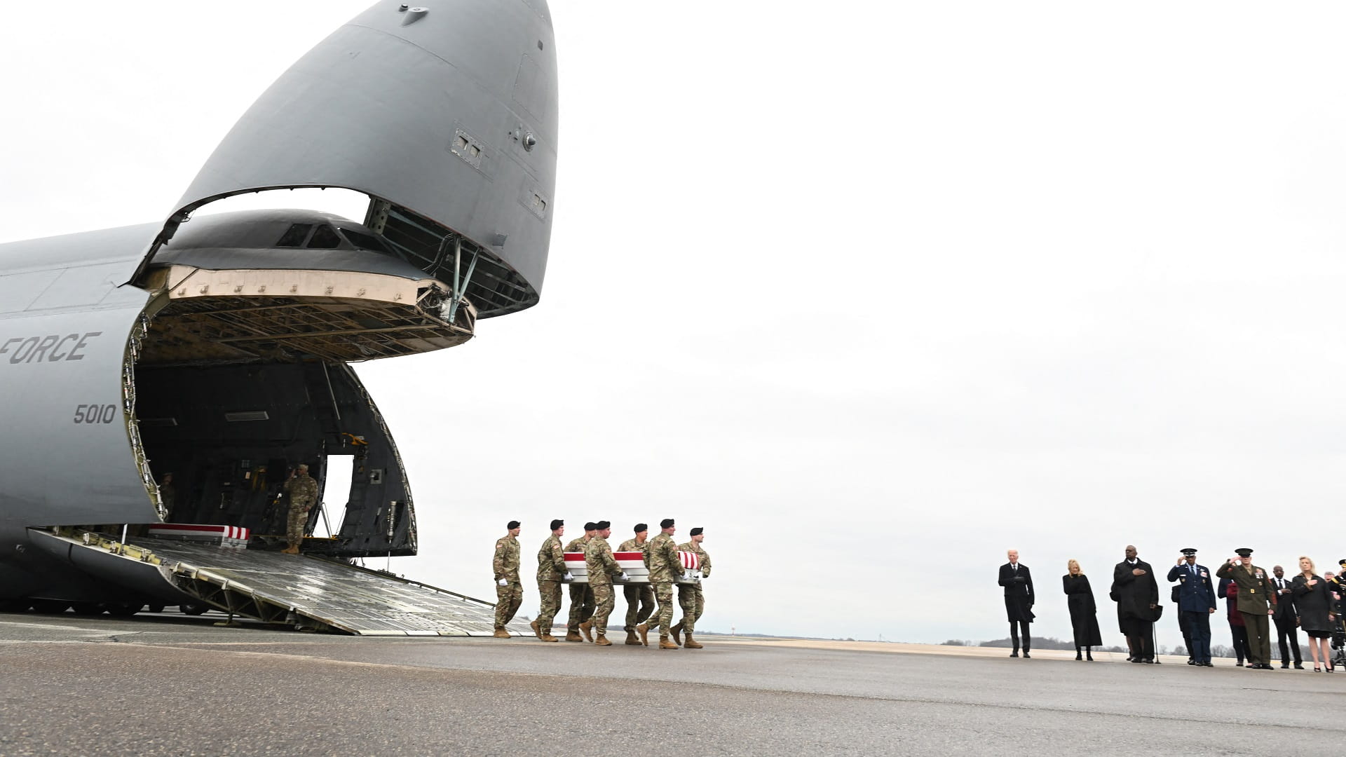 صورة بعنوان: الولايات المتحدة تشن ضربات انتقامية في العراق وسوريا 