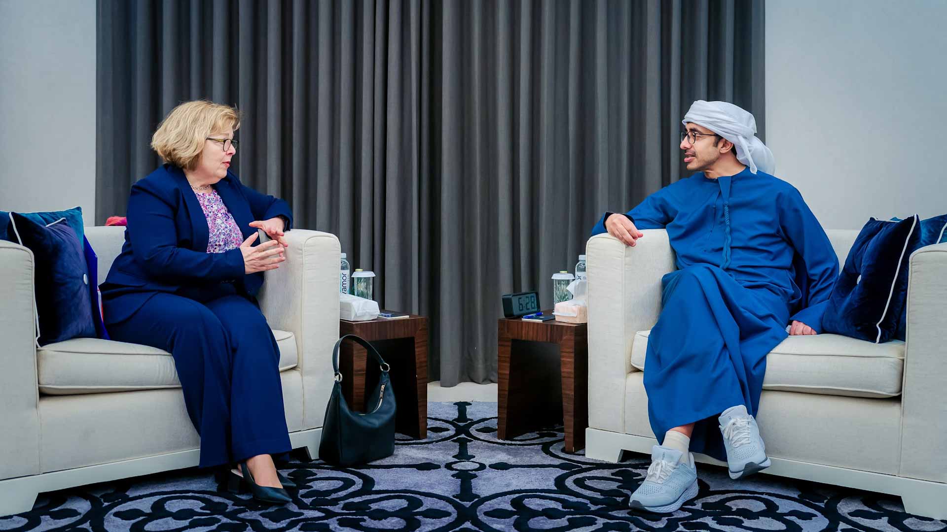 صورة بعنوان: عبد الله بن زايد وباربرا ليف يبحثان التطورات في المنطقة 