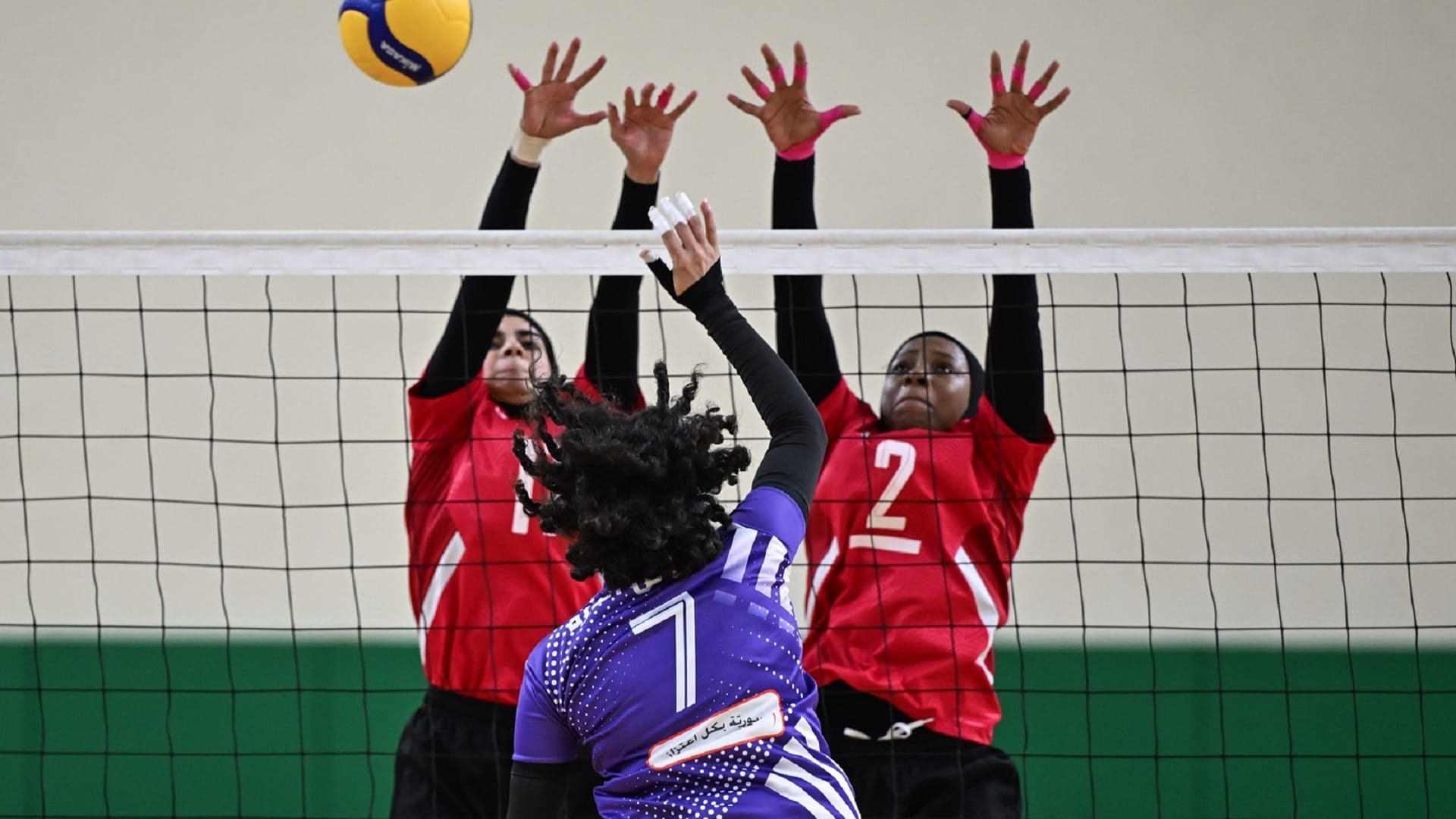 صورة بعنوان: ضربة البداية تبتسم للاعبات الكويت والشارقة بطائرة "عربية السيدات" 