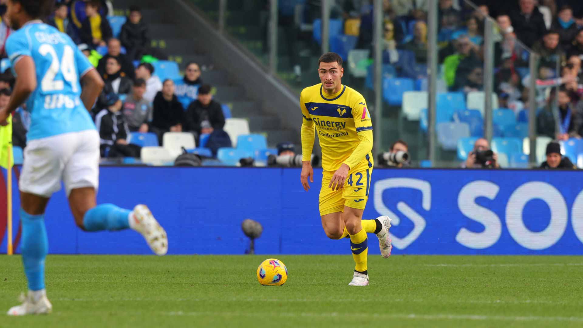 صورة بعنوان: نابولي يتخطى هيلاس فيرونا بصعوبة في الدوري الإيطالي 