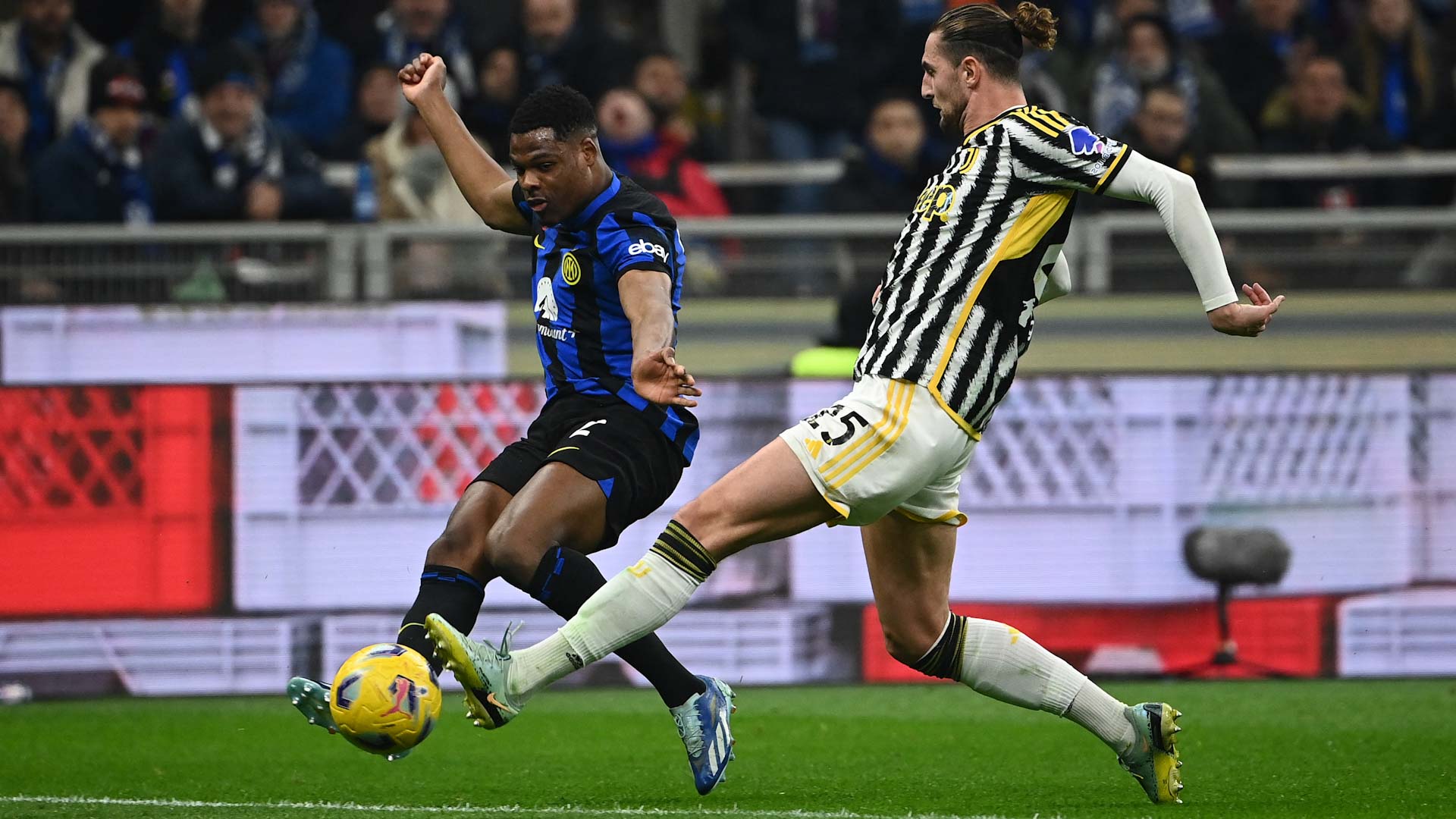 صورة بعنوان: إنتر ميلان يحافظ على صدارة الدوري الإيطالي 