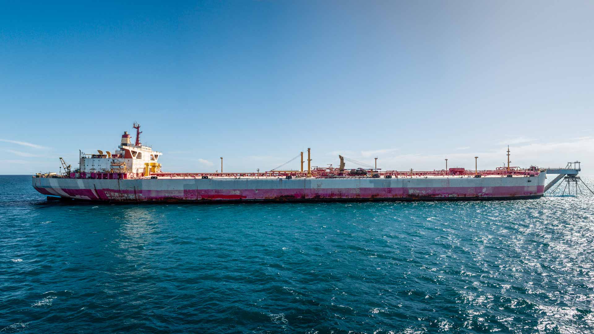 صورة بعنوان: بعد هجوم بمسيرة قبالة اليمن..سفينة شحن بريطانية تُصاب بجروح طفيفة 