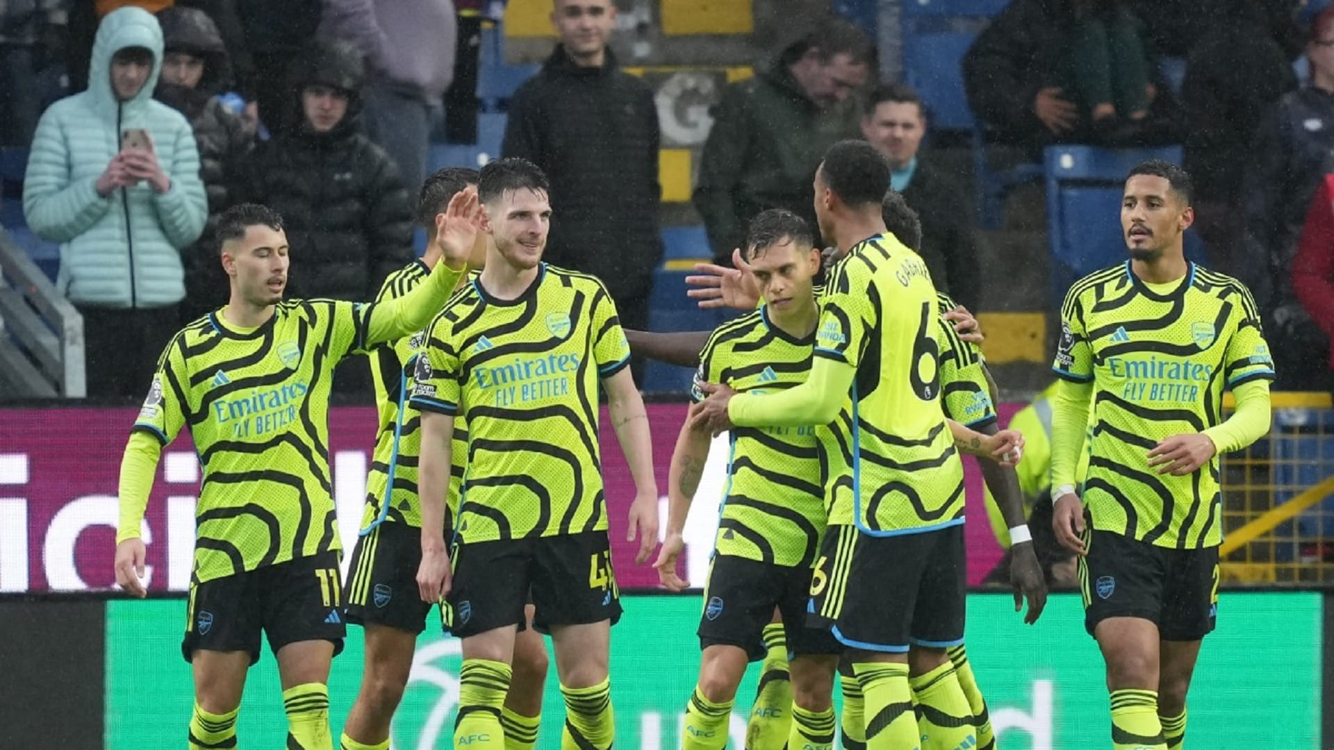 صورة بعنوان: أرسنال يتخطى بيرنلي ويواصل مطاردة ليفربول في الدوري الإنجليزي 