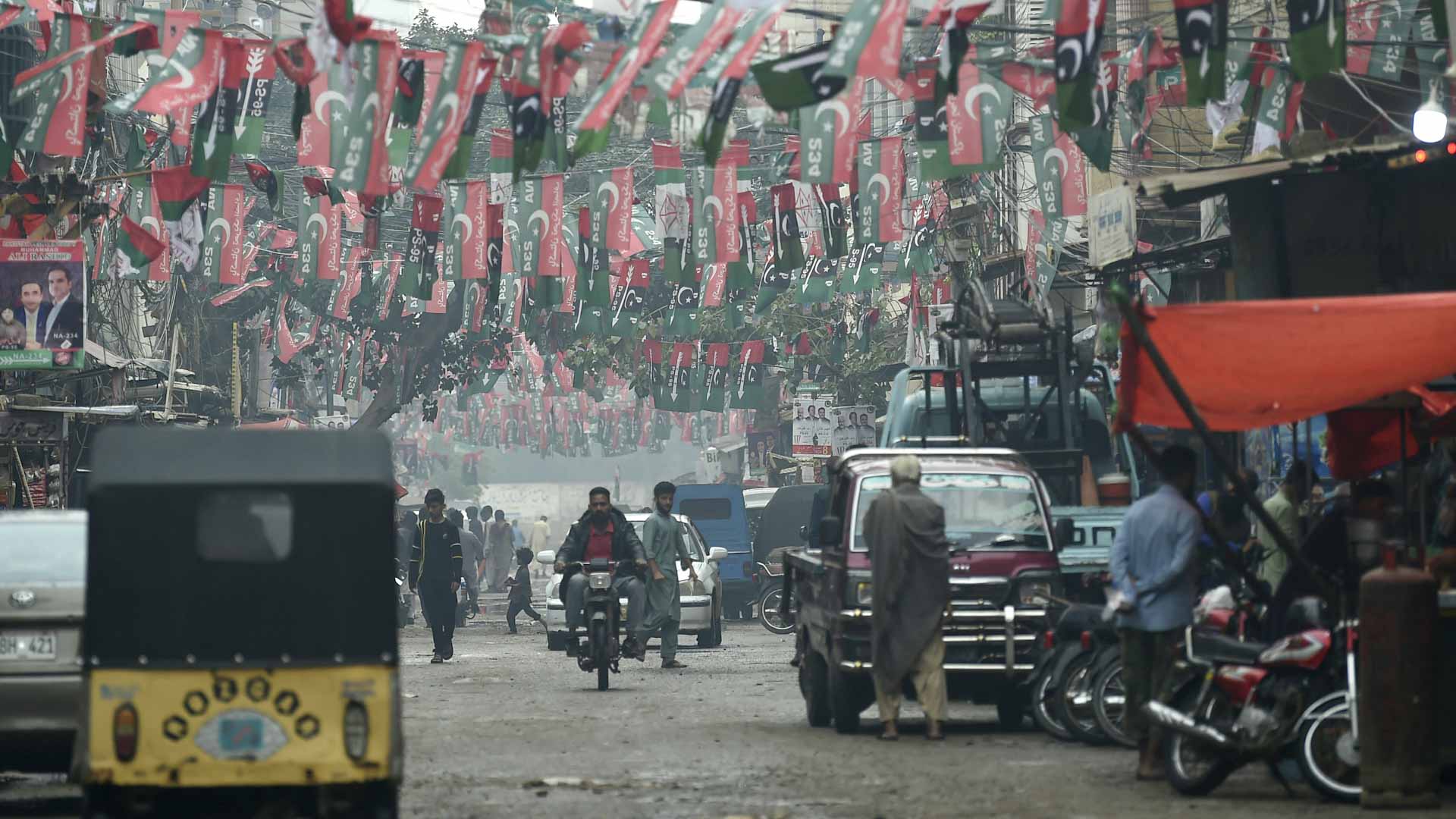 صورة بعنوان: انتخابات باكستان مغمسة بالدم..انفجار قرب مكتب مرشح يخلف 12 قتيلاً