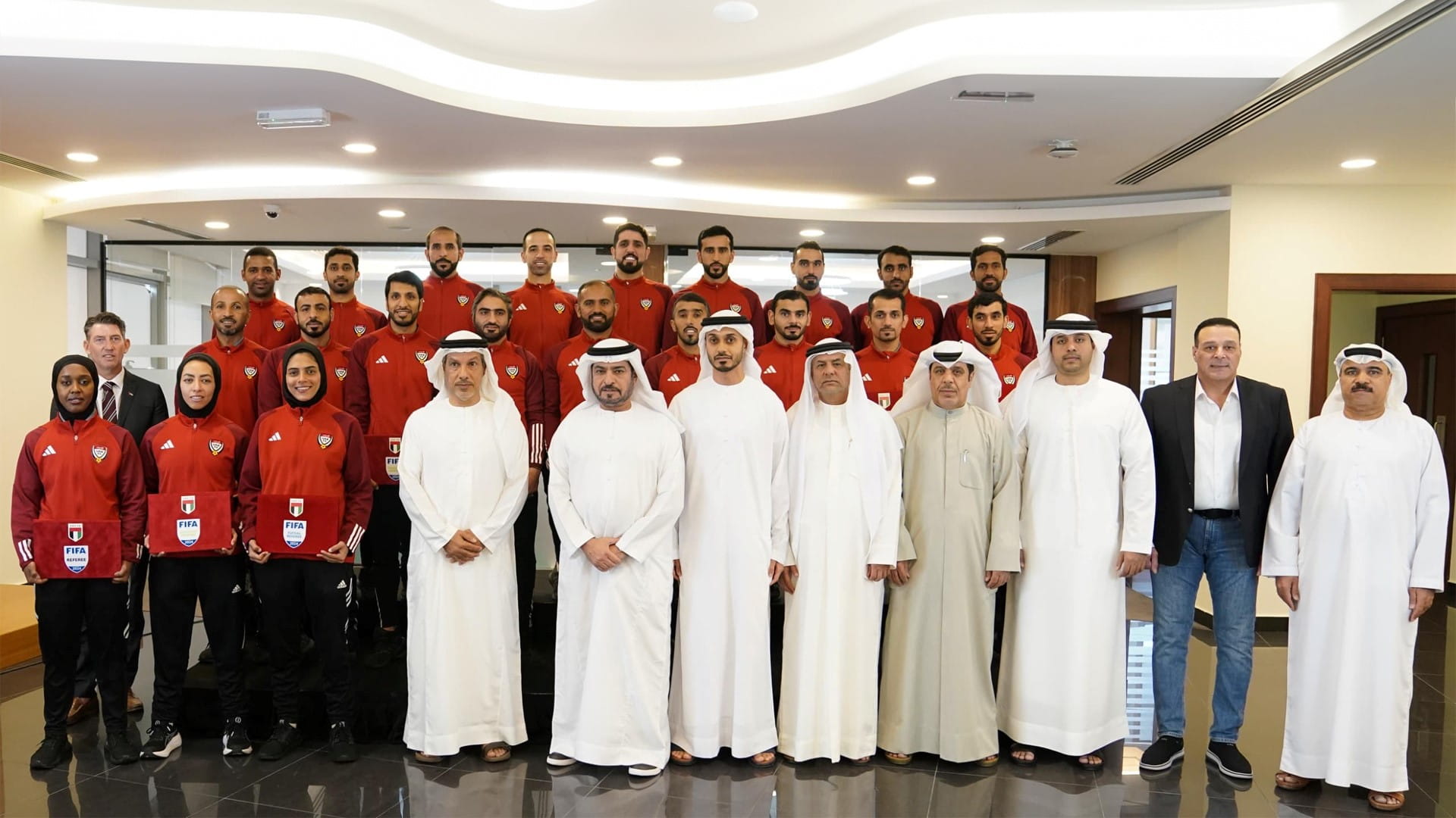 صورة بعنوان: حمدان بن مبارك يلتقي قضاة ملاعب الإمارات ويشيد بأدائهم 