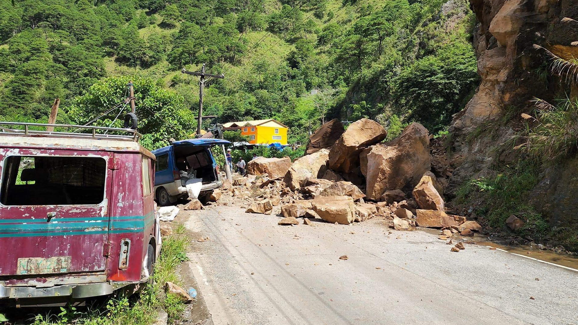 صورة بعنوان: انهيار أرضي في الفلبين يدفن حافلتين تحت الوحل ويصيب 11 شخصاً بجراح 