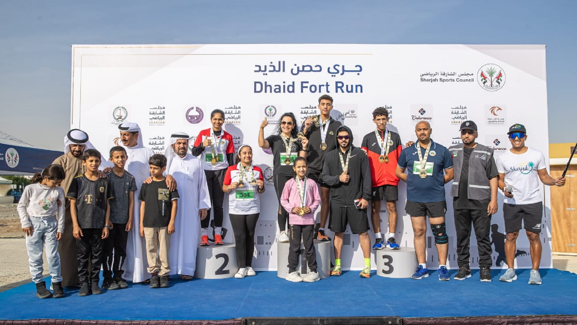 صورة بعنوان: محمد معضد بن هويدن يتوج الفائزين في جري حصن الذيد 