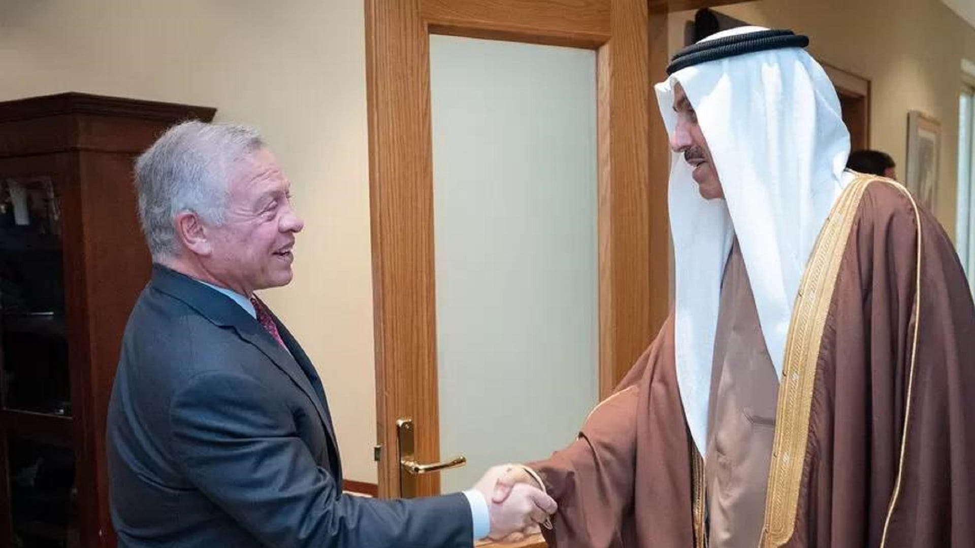 صورة بعنوان: عبد الله الثاني يستقبل صقر غباش ويؤكد متانة العلاقات الأخوية 