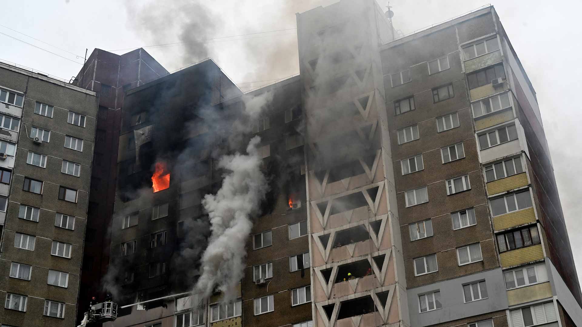 Image for the title: Ukraine calls for 'urgent' military help after Russian strikes