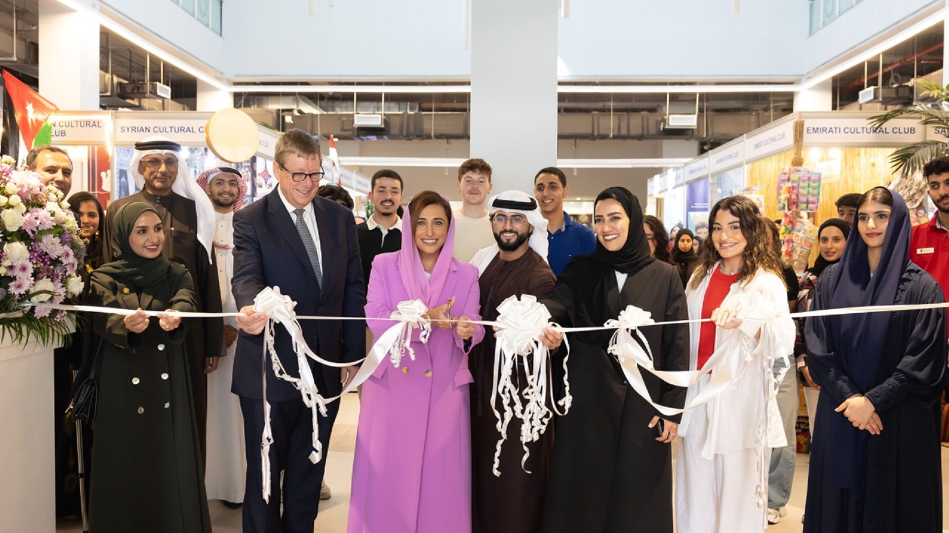 صورة بعنوان: بدور القاسمي تفتتح معرض الأندية الطلابية في "أميركية الشارقة" 