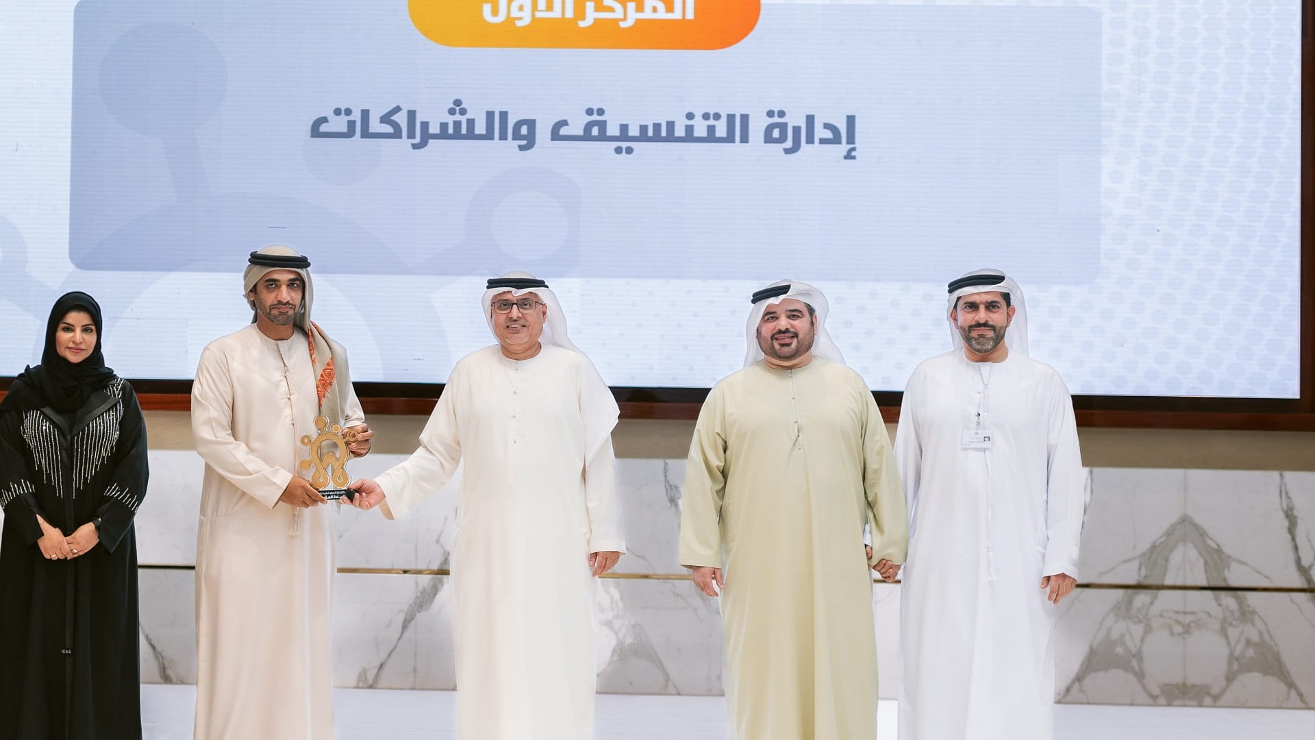 صورة بعنوان: العور يكرم الفائزين بجائزة "الموارد البشرية والتوطين للريادة" 