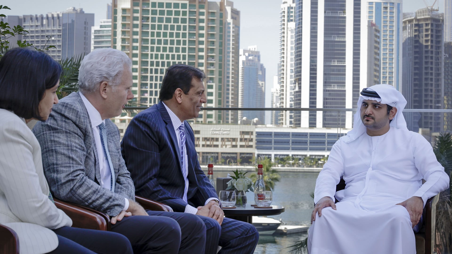 صورة بعنوان: مكتوم بن محمد يبحث مستقبل الشراكة بين دبي و"فيديكس" للنقل السريع 