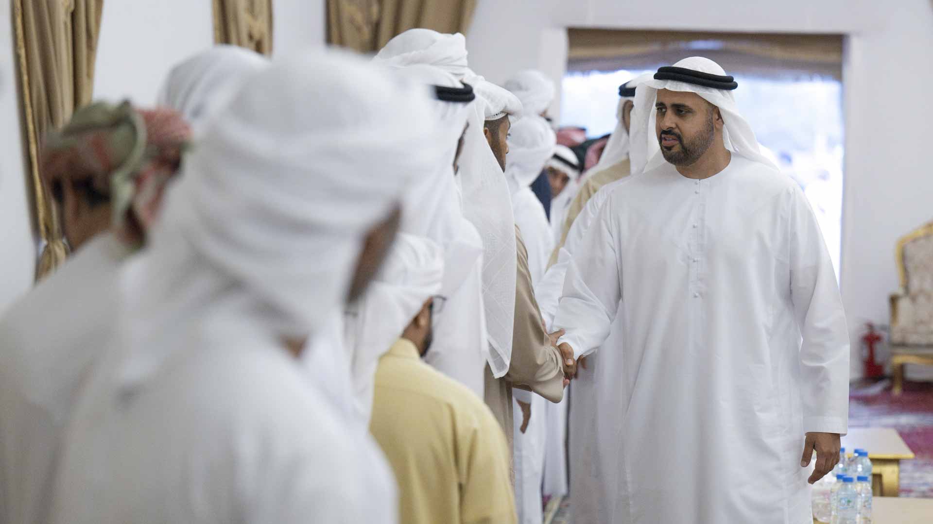 صورة بعنوان: ذياب بن محمد بن زايد يقدم واجب العزاء في شهيد الوطن سليمان الشحي 