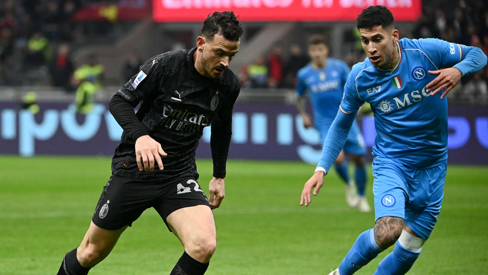 صورة بعنوان: هرنانديز يقود ميلان للفوز على نابولي في الدوري الإيطالي 