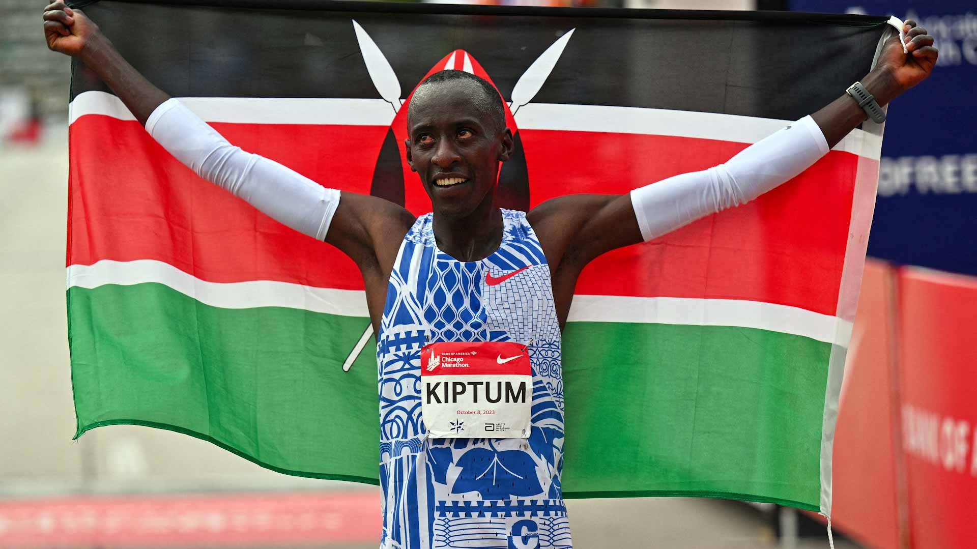 صورة بعنوان: بحادث مأساوي..الموت ينهي مسيرة الكيني كيبتوم الحافلة بألقاب قياسية 