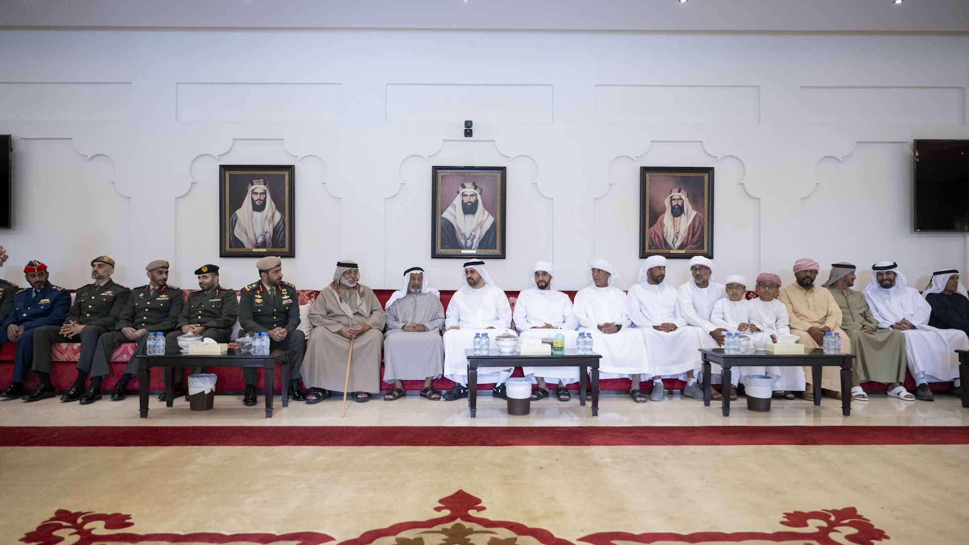 صورة بعنوان: ذياب بن محمد بن زايد يقدم واجب العزاء إلى ذوي الشهيد محمد الشامسي 