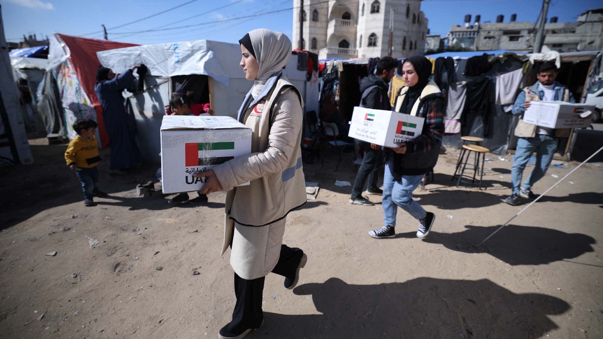 صورة بعنوان: الهلال الأحمر الإماراتي يواصل توزيع المساعدات على أهالي غزة 