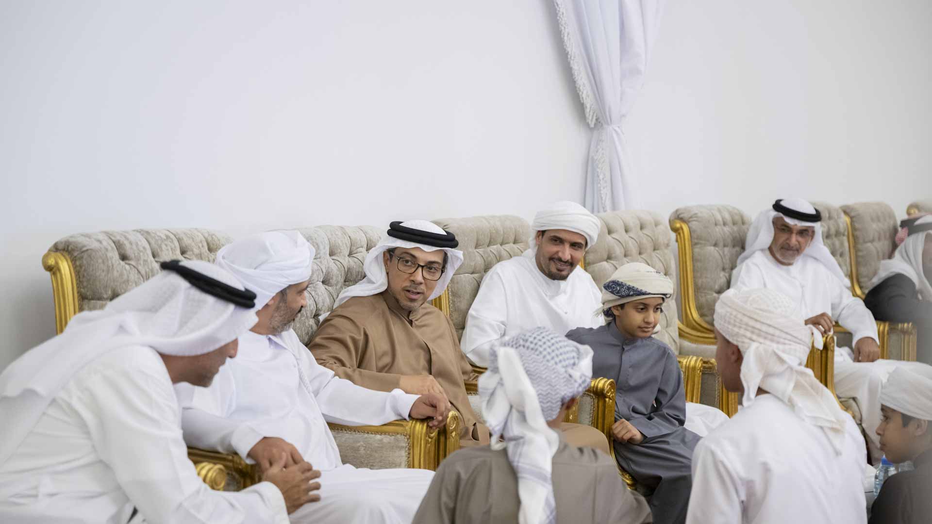 صورة بعنوان: منصور بن زايد يقدم واجب العزاء في الشهيد محمد المنصوري  