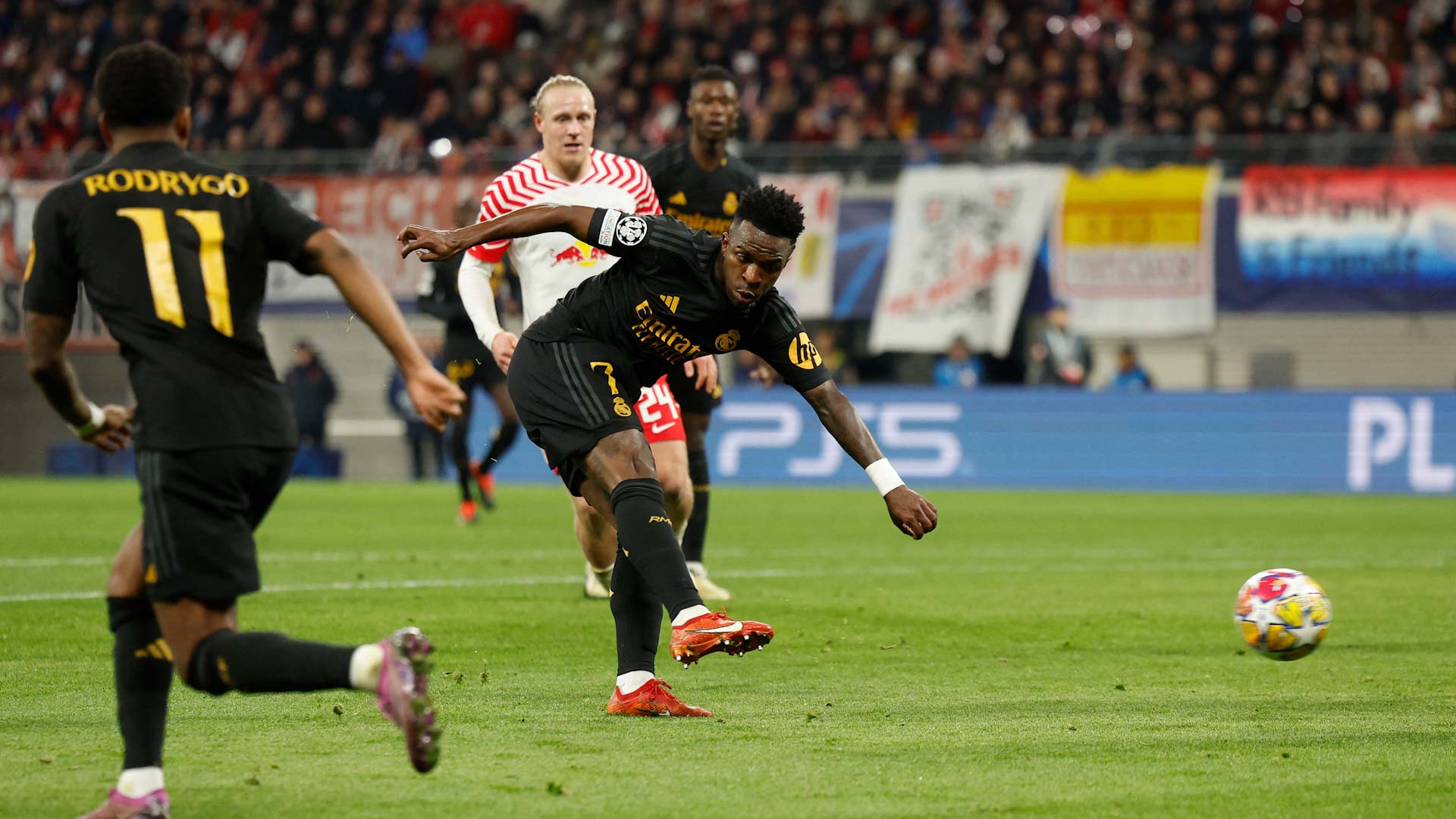 صورة بعنوان: دياز يقود ريال مدريد للفوز على لايبزج في دوري أبطال أوروبا 