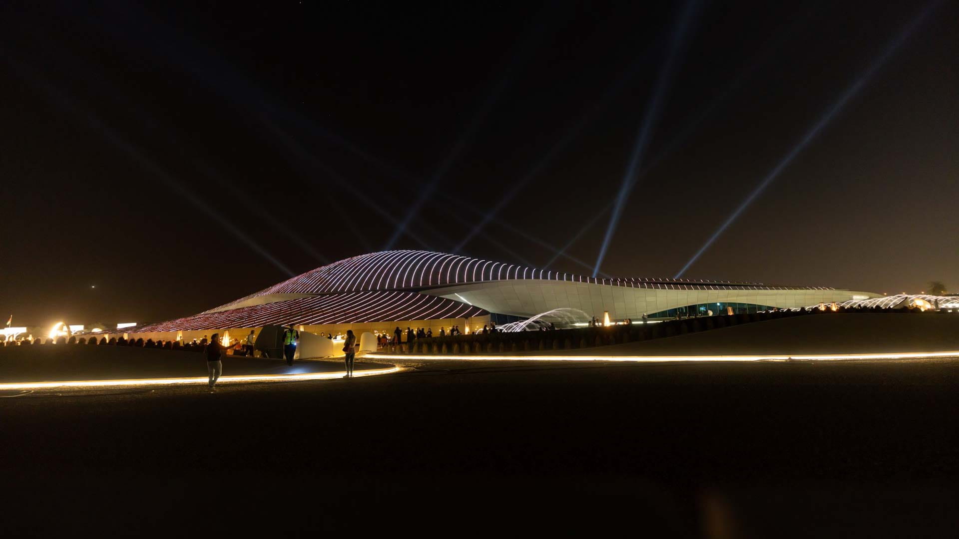 صورة بعنوان: مهرجان أضواء الشارقة يحوّل معالم الإمارة إلى لوحات فنيّة وبصرية  