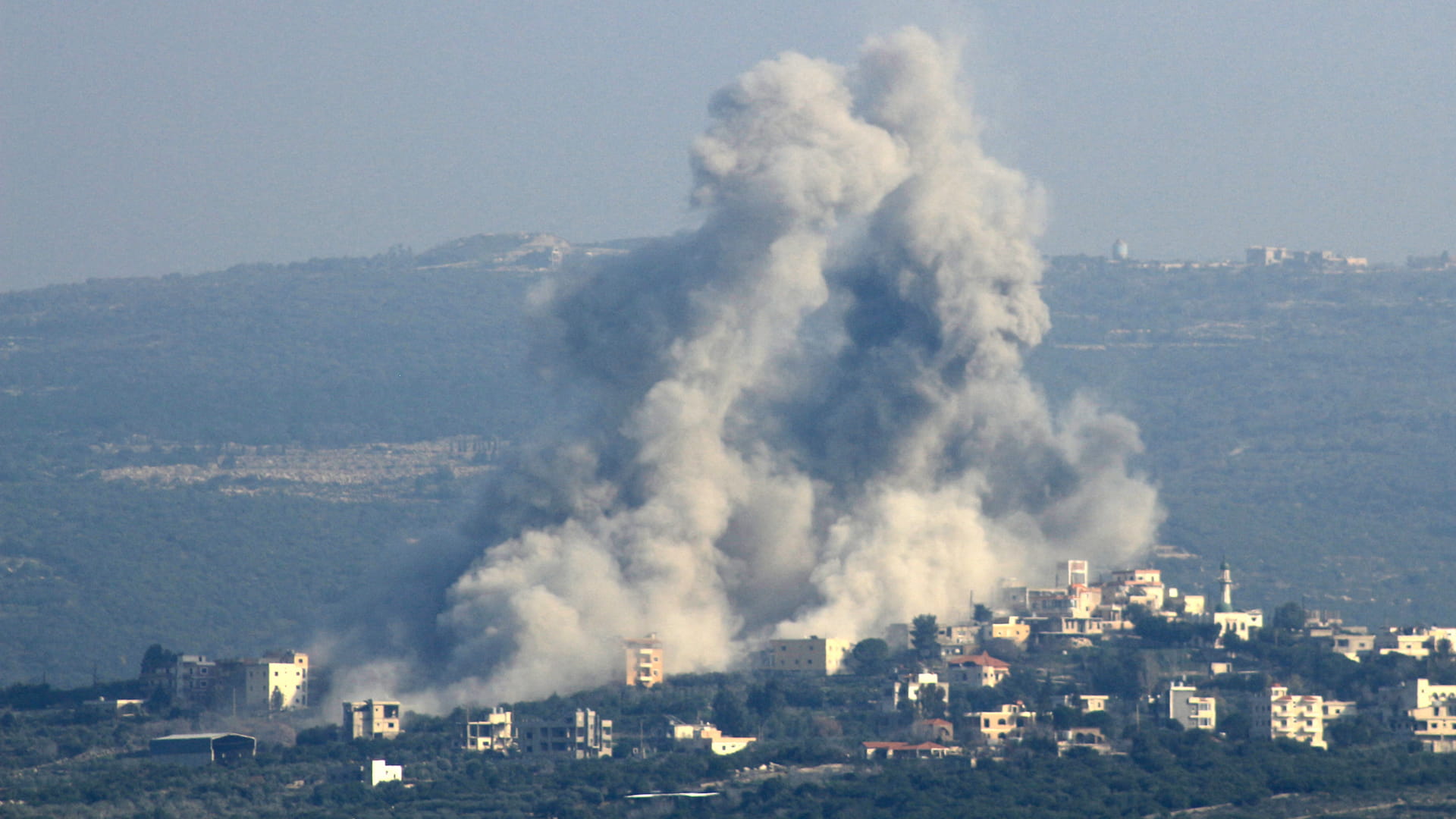 صورة بعنوان: مقتل 4 مدنيين في غارات إسرائيلية على جنوب لبنان 