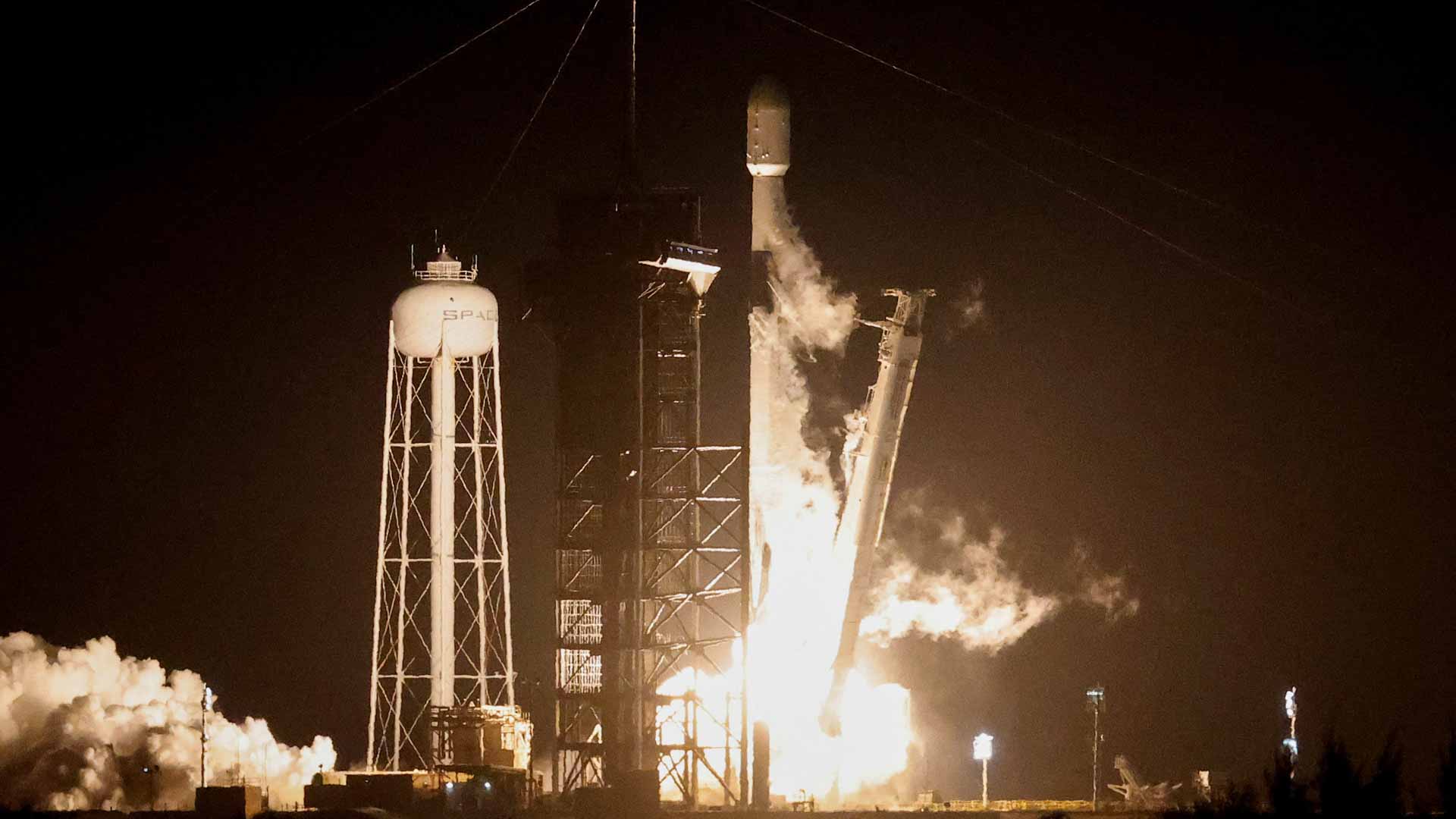 صورة بعنوان: بعد تأخير ليوم..مركبة أميركية بطول 4 أمتار تنطلق بنجاح إلى القمر 