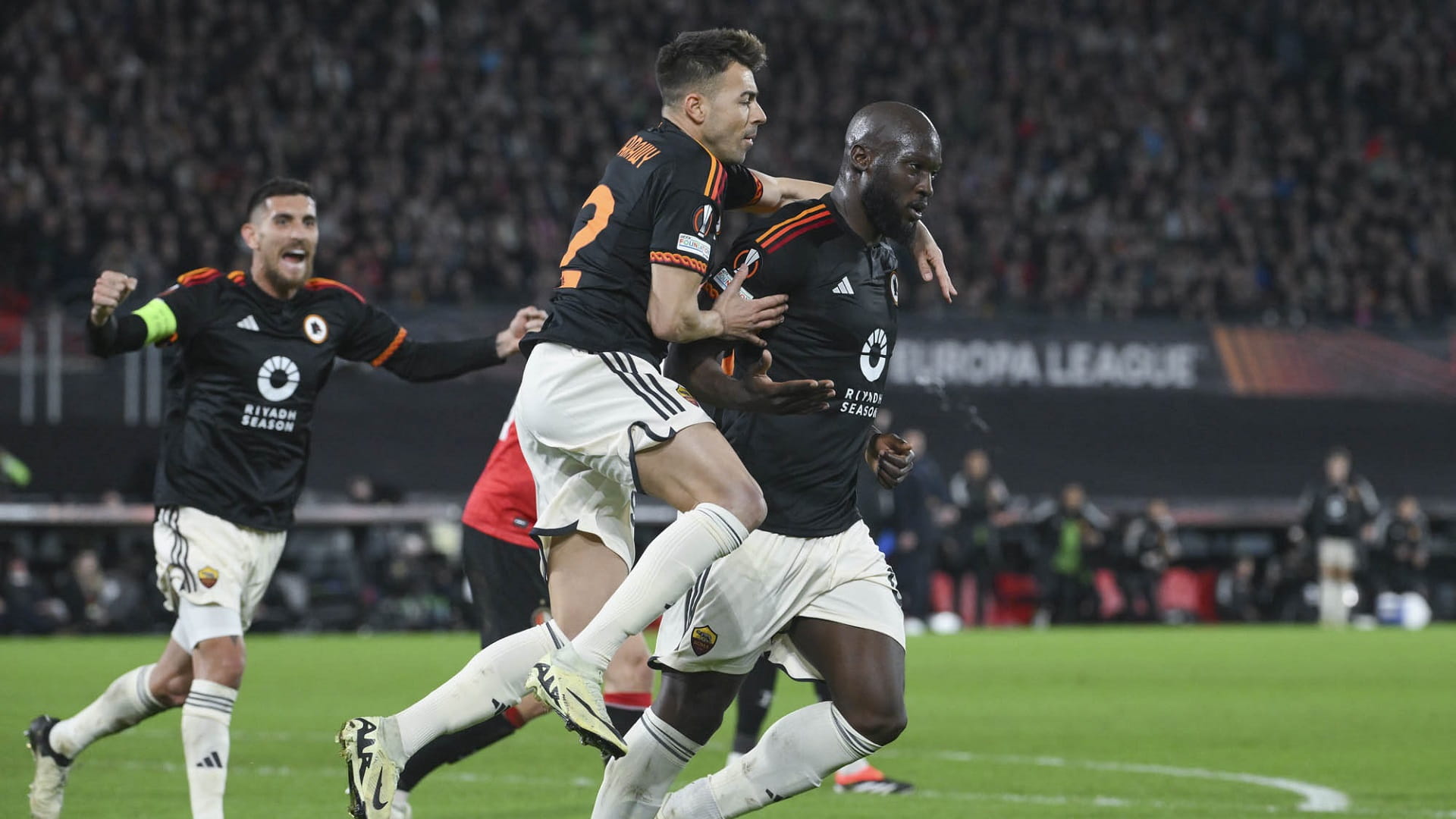 صورة بعنوان: روما يتعادل مع فينورد في الدوري الأوروبي لكرة القدم  