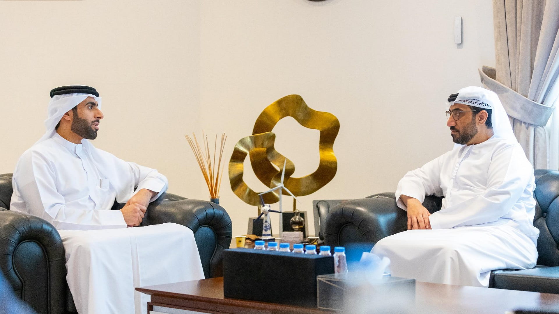 صورة بعنوان: كهرباء الشارقة تبحث خطة تطوير شبكة توزيع الكهرباء مع دوكاب 