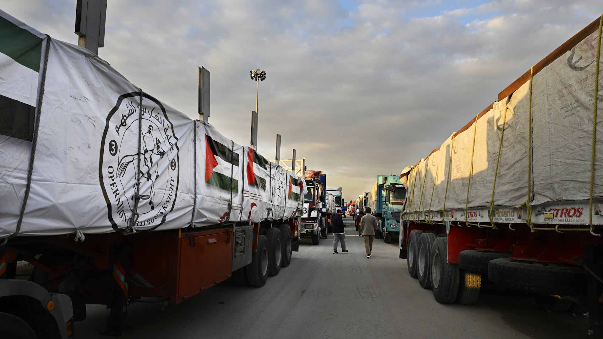 Image for the title: 14-truck UAE aid convoy enters Gaza as part of ‘Gallant Knight 3’ 
