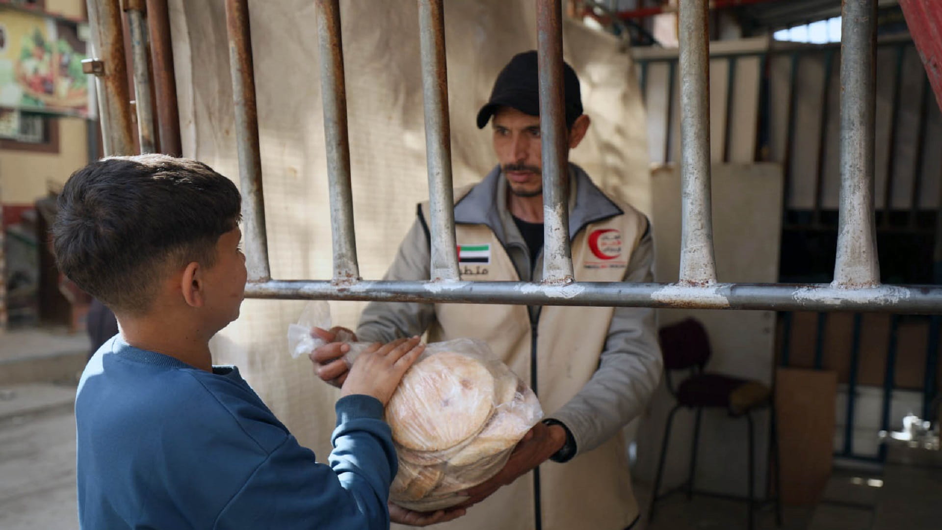 صورة بعنوان: الإمارات تواصل تقديم الدعم الإنساني لإغاثة سكان قطاع غزة 