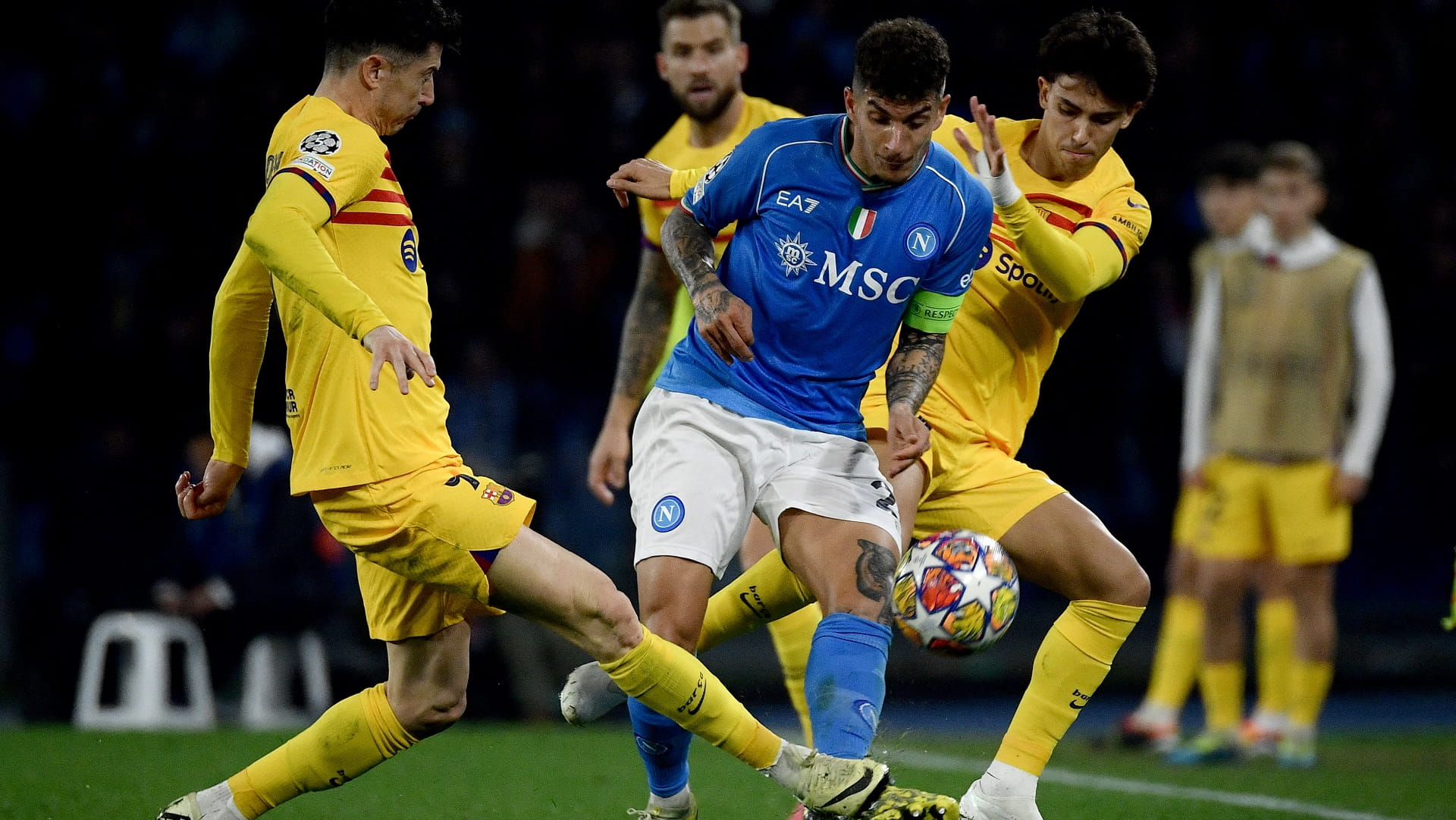 صورة بعنوان: نابولي يتعادل مع برشلونة في ذهاب دور الـ 16 لدوري أبطال أوروبا 