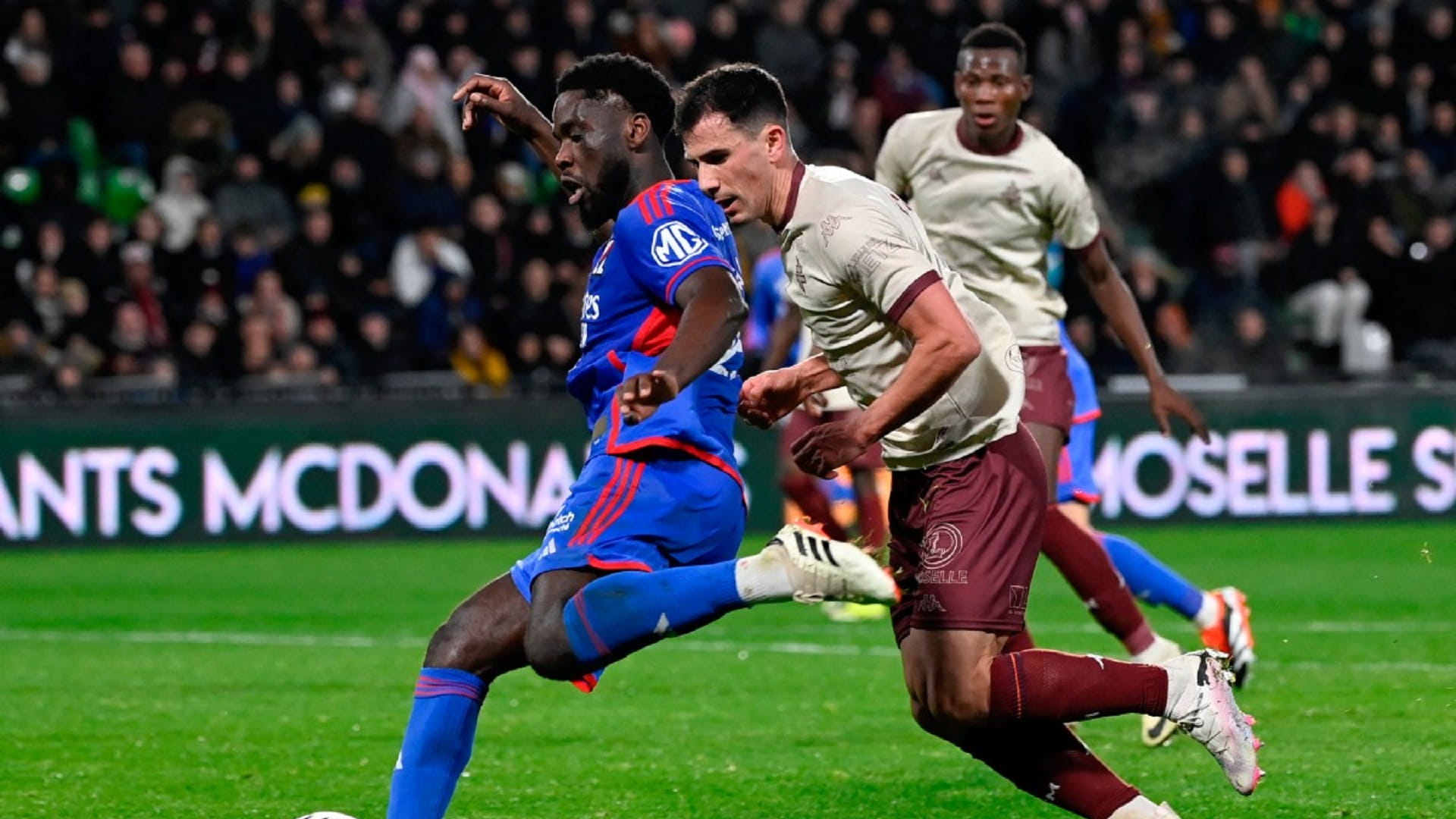 صورة بعنوان: ليون يحقق فوزه الثالث توالياً في الدوري الفرنسي 