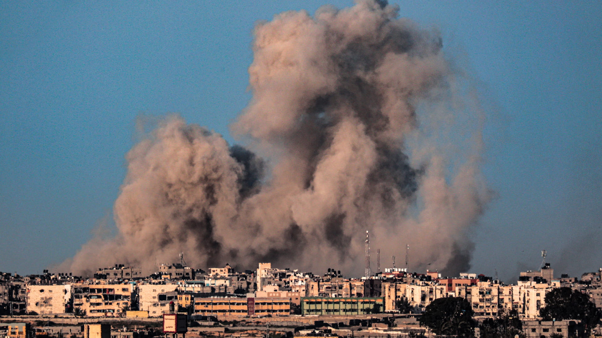 صورة بعنوان: غارات إسرائيلية ليلية تقتل العشرات في غزة والوضع الإنساني يتفاقم 