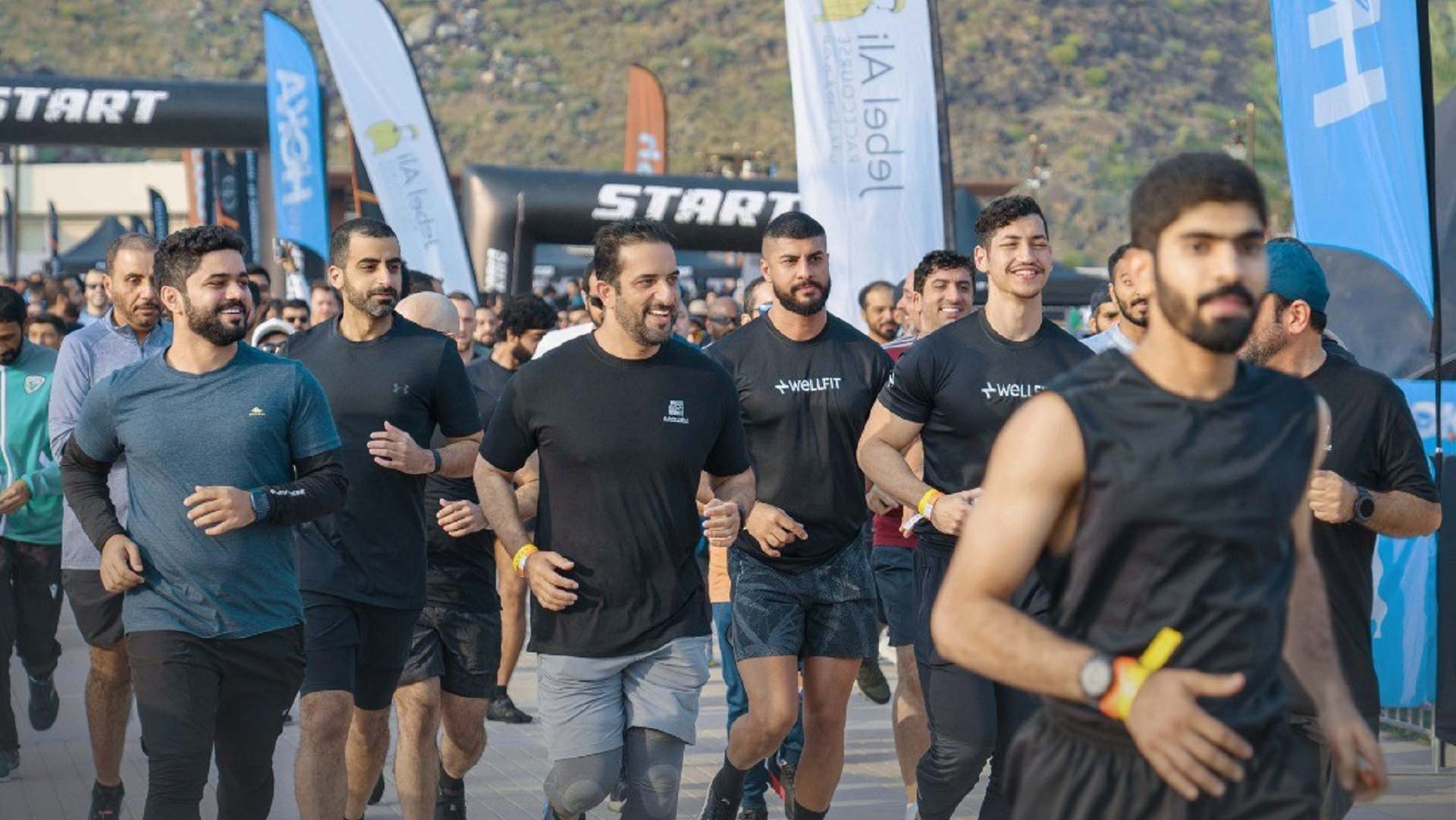 صورة بعنوان: سلطان بن أحمد يتقدم صفوف المشاركين بسباق الحواجز بين جبال خورفكان 