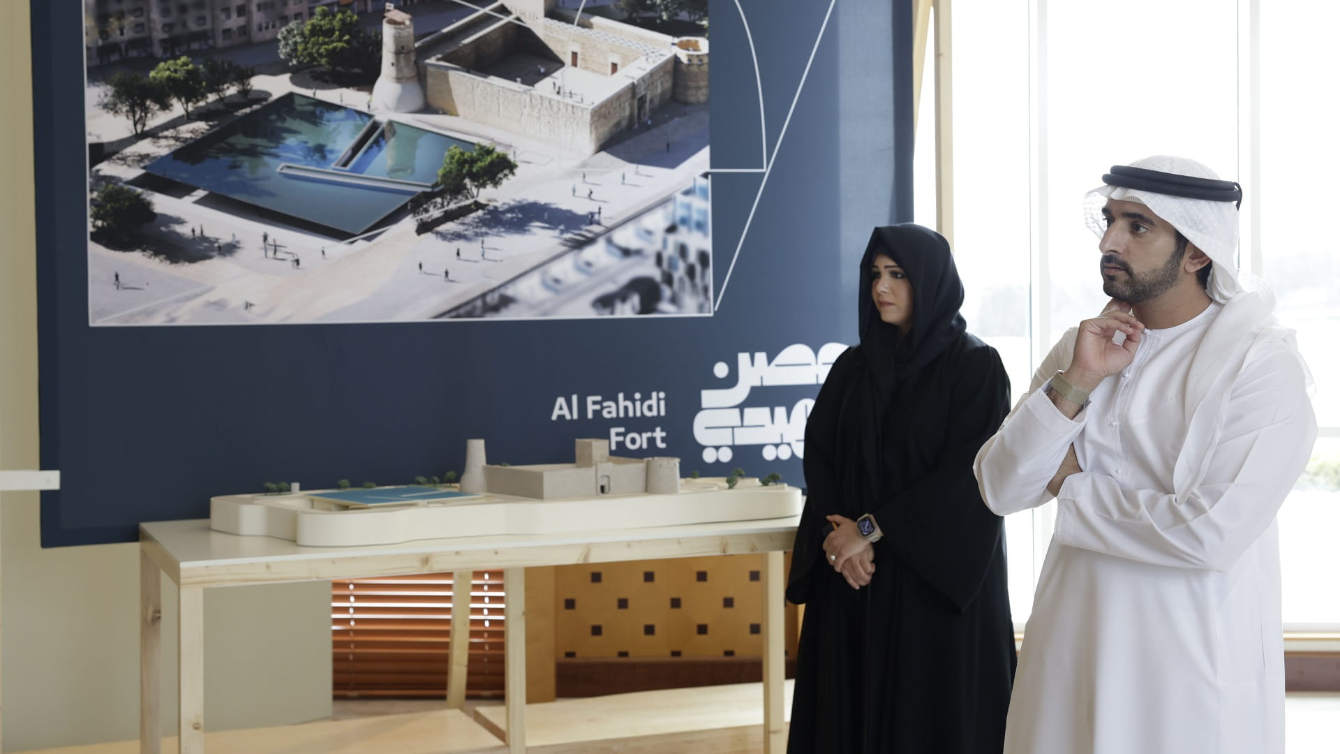 صورة بعنوان: حمدان بن محمد يطلع على سير العمل بإعادة تأهيل حصن الفهيدي التاريخي 